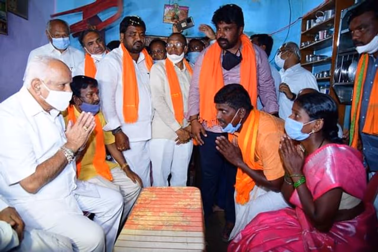 <p>ಮನೆಗೆ ಸಿಎಂ ಆಗಮಿಸುತ್ತಿದ್ದಂತೆ ಬಾಜಾ ಭಜಂತ್ರಿ ಸಮೇತ ಯುವತಿಯರು ಆರತಿ ಬೆಳಗಿ ಸ್ವಾಗತ</p>