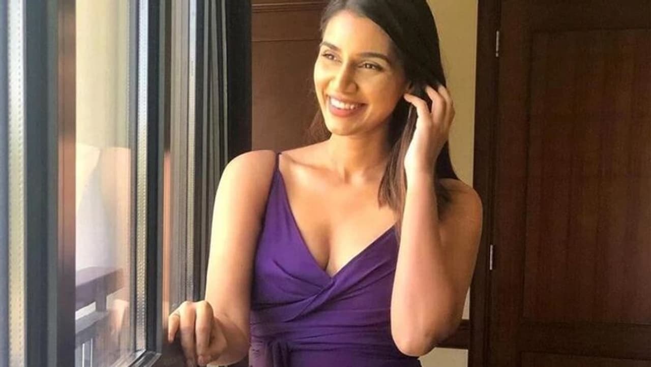 <p>ಮೊದಲ ದಿನವೇ ಸಂಜನಾ ಅಭಿಮಾನಿಗಳ ಗಮನ ಸೆಳೆದರು. ಈ ಸಮಯದಲ್ಲಿ ಸಂಜನಾರ ಫ್ಯಾಷನ್ ಸೆನ್ಸ್ ಸಖತ್ ಸುದ್ದಿ ಮಾಡಿದೆ. <br /> </p> <p>ಮೊದಲ ದಿನವೇ ಸಂಜನಾ ಅಭಿಮಾನಿಗಳ ಗಮನ ಸೆಳೆದರು. ಈ ಸಮಯದಲ್ಲಿ ಸಂಜನಾರ ಫ್ಯಾಷನ್ ಸೆನ್ಸ್ ಸಖತ್ ಸುದ್ದಿ ಮಾಡಿದೆ. <br /> </p>