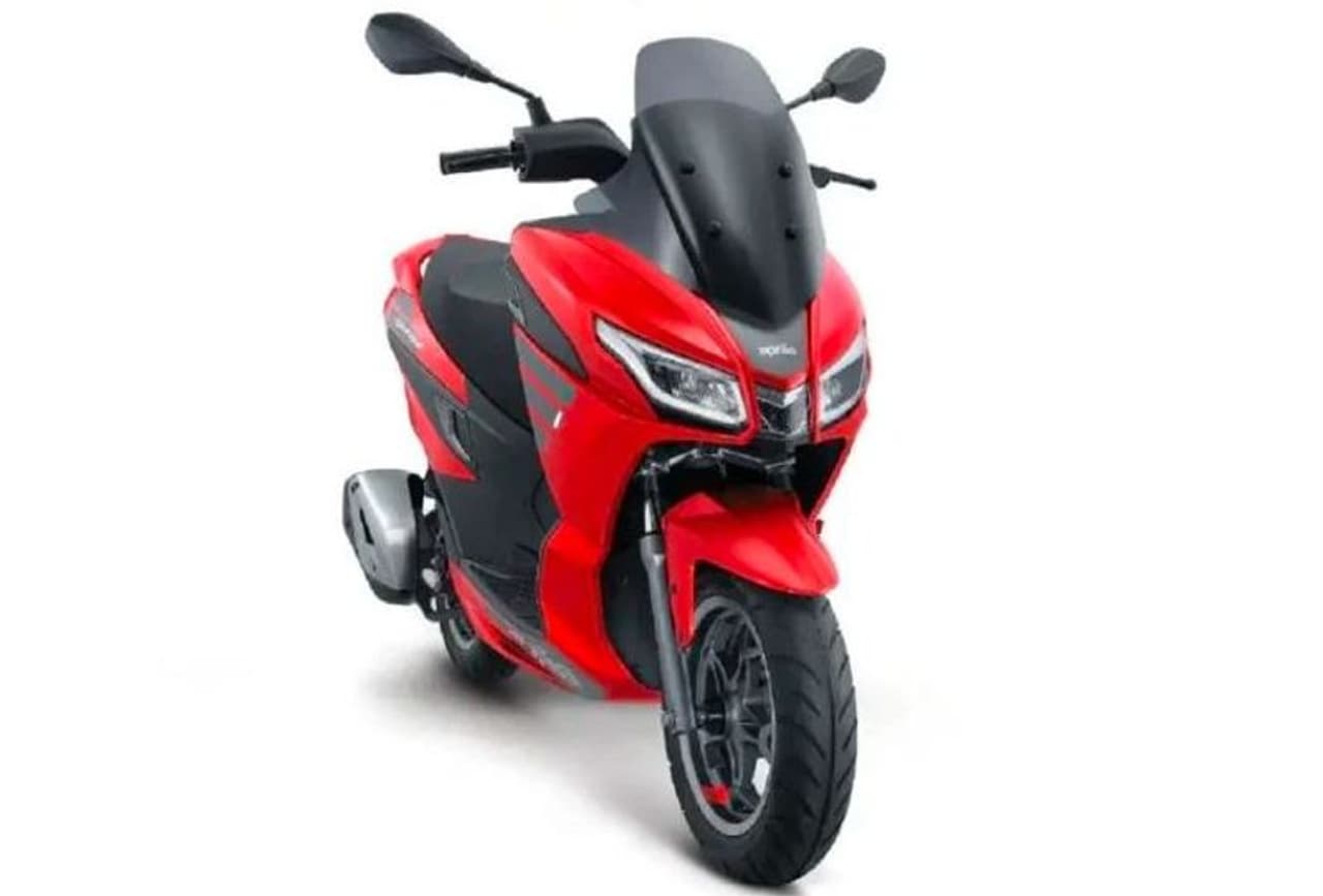 <p>అయితే ఈ సారి అలా జరగకుండా మరింత ముందస్తు ప్రణాళికలు చేసుకొని జాగ్రత వహిస్తున్నాయి. వీటిలో అప్రిలియా నుండి హయాబుసా వరకు వాటి కొత్త జనరేషన్ బైకులను మార్కెట్లోకి ఎంట్రీ ఇవ్వనున్నాయి.</p><p><strong>అప్రిలియా ఎస్ఎక్స్ఆర్ 125</strong><br />ఇటలీకి చెందిన ప్రముఖ ఆటోమొబైల్ కంపెనీ పియాజియో దేశవ్యాప్తంగా కొత్త స్కూటర్ అప్రిలియా ఎస్ఎక్స్ఆర్ 125 ప్రీ బుకింగులను ప్రారంభించింది. లూక్స్, డిజైన్ పరంగా అప్రిలియా ఎస్ఎక్స్ఆర్ 125 మాక్సి స్కూటర్ లాంటిది. ఈ స్కూటర్ గత సంవత్సరం లాంచ్ చేసిన 160 సిసి స్కూటర్ ఎస్ఎక్స్ఆర్ 160ల కనిపిస్తోంది.</p><p> </p><p>అయితే ఇంజన్ పరంగా ప్రస్తుతం ఉన్న 125 సిసి స్కూటర్స్ ఎస్ఆర్ 125, స్టార్మ్ 125 లతో ఇది సమానంగా ఉంటుంది. 9 హెచ్పి పవర్, 9 ఎన్ఎమ్ పీక్ టార్క్ ఉత్పత్తి చేసే 124.45 సిసి ఇంజిన్ లభిస్తుంది. అప్రిలియా ఎస్ఎక్స్ఆర్ 125ను అప్రిలియా ఎస్ఎక్స్ఆర్ 160 మ్యాక్సీ స్కూటర్ కి 125 సిసి వెర్షన్ అని పిలుస్తారు. ఎస్ఎక్స్ఆర్ 160 మ్యాక్సీ స్కూటర్లో లభించే ఫీచర్లు కూడా ఎస్ఎక్స్ఆర్ 125 లో లభిస్తాయని భావిస్తున్నారు. </p> <p>అయితే ఈ సారి అలా జరగకుండా మరింత ముందస్తు ప్రణాళికలు చేసుకొని జాగ్రత వహిస్తున్నాయి. వీటిలో అప్రిలియా నుండి హయాబుసా వరకు వాటి కొత్త జనరేషన్ బైకులను మార్కెట్లోకి ఎంట్రీ ఇవ్వనున్నాయి.</p><p><strong>అప్రిలియా ఎస్ఎక్స్ఆర్ 125</strong><br />ఇటలీకి చెందిన ప్రముఖ ఆటోమొబైల్ కంపెనీ పియాజియో దేశవ్యాప్తంగా కొత్త స్కూటర్ అప్రిలియా ఎస్ఎక్స్ఆర్ 125 ప్రీ బుకింగులను ప్రారంభించింది. లూక్స్, డిజైన్ పరంగా అప్రిలియా ఎస్ఎక్స్ఆర్ 125 మాక్సి స్కూటర్ లాంటిది. ఈ స్కూటర్ గత సంవత్సరం లాంచ్ చేసిన 160 సిసి స్కూటర్ ఎస్ఎక్స్ఆర్ 160ల కనిపిస్తోంది.</p><p> </p><p>అయితే ఇంజన్ పరంగా ప్రస్తుతం ఉన్న 125 సిసి స్కూటర్స్ ఎస్ఆర్ 125, స్టార్మ్ 125 లతో ఇది సమానంగా ఉంటుంది. 9 హెచ్పి పవర్, 9 ఎన్ఎమ్ పీక్ టార్క్ ఉత్పత్తి చేసే 124.45 సిసి ఇంజిన్ లభిస్తుంది. అప్రిలియా ఎస్ఎక్స్ఆర్ 125ను అప్రిలియా ఎస్ఎక్స్ఆర్ 160 మ్యాక్సీ స్కూటర్ కి 125 సిసి వెర్షన్ అని పిలుస్తారు. ఎస్ఎక్స్ఆర్ 160 మ్యాక్సీ స్కూటర్లో లభించే ఫీచర్లు కూడా ఎస్ఎక్స్ఆర్ 125 లో లభిస్తాయని భావిస్తున్నారు. </p>