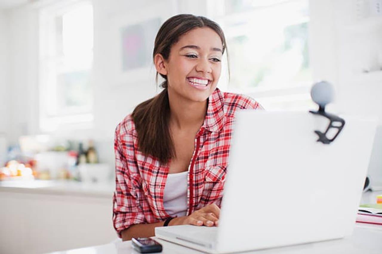 <p style="text align: justify;">Are you planning to buy a webcam from Amazon or Flipkart on any other online websites? Well, before you make up your mind about buying one, here are a few things that you should give it a check.</p>