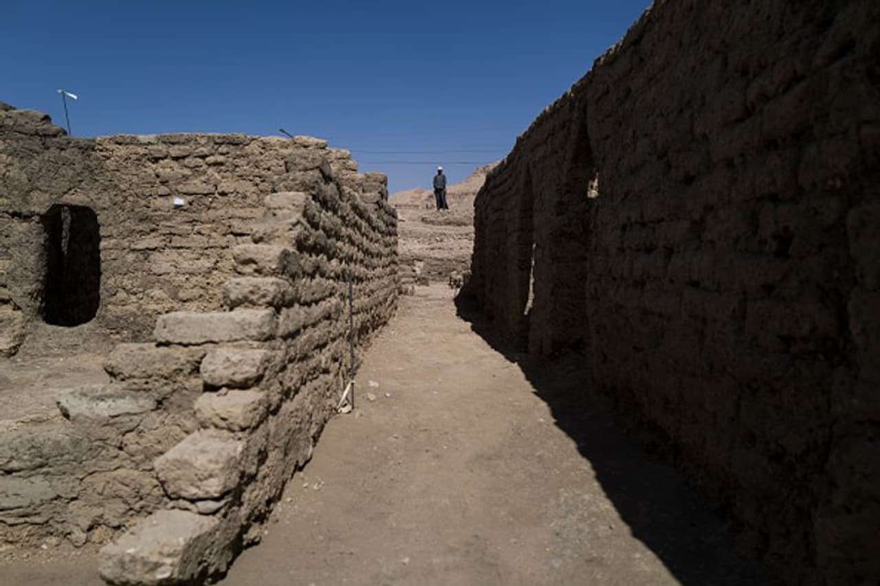 <p>ഈജിപ്തിലെ ഏറ്റവും വലിയ പുരാതന നഗരമാണിത് എന്നാണ് കരുതുന്നത്. അതിനാല് തന്നെ ഈ കണ്ടെത്തല് വളരെ പ്രാധാന്യമുള്ളതാണ് എന്ന് ഗവേഷകര് പറയുന്നു. ടുട്ടൻഖാമുന്റെ ശവകുടീരം കണ്ടെത്തിയതിനുശേഷം നടന്ന ഏറ്റവും പ്രധാനപ്പെട്ട കണ്ടെത്തലുകളിലൊന്നാണ് ഇതെന്നും വിദഗ്ദ്ധർ പറയുന്നു. </p> <p>ഈജിപ്തിലെ ഏറ്റവും വലിയ പുരാതന നഗരമാണിത് എന്നാണ് കരുതുന്നത്. അതിനാല് തന്നെ ഈ കണ്ടെത്തല് വളരെ പ്രാധാന്യമുള്ളതാണ് എന്ന് ഗവേഷകര് പറയുന്നു. ടുട്ടൻഖാമുന്റെ ശവകുടീരം കണ്ടെത്തിയതിനുശേഷം നടന്ന ഏറ്റവും പ്രധാനപ്പെട്ട കണ്ടെത്തലുകളിലൊന്നാണ് ഇതെന്നും വിദഗ്ദ്ധർ പറയുന്നു. </p>
