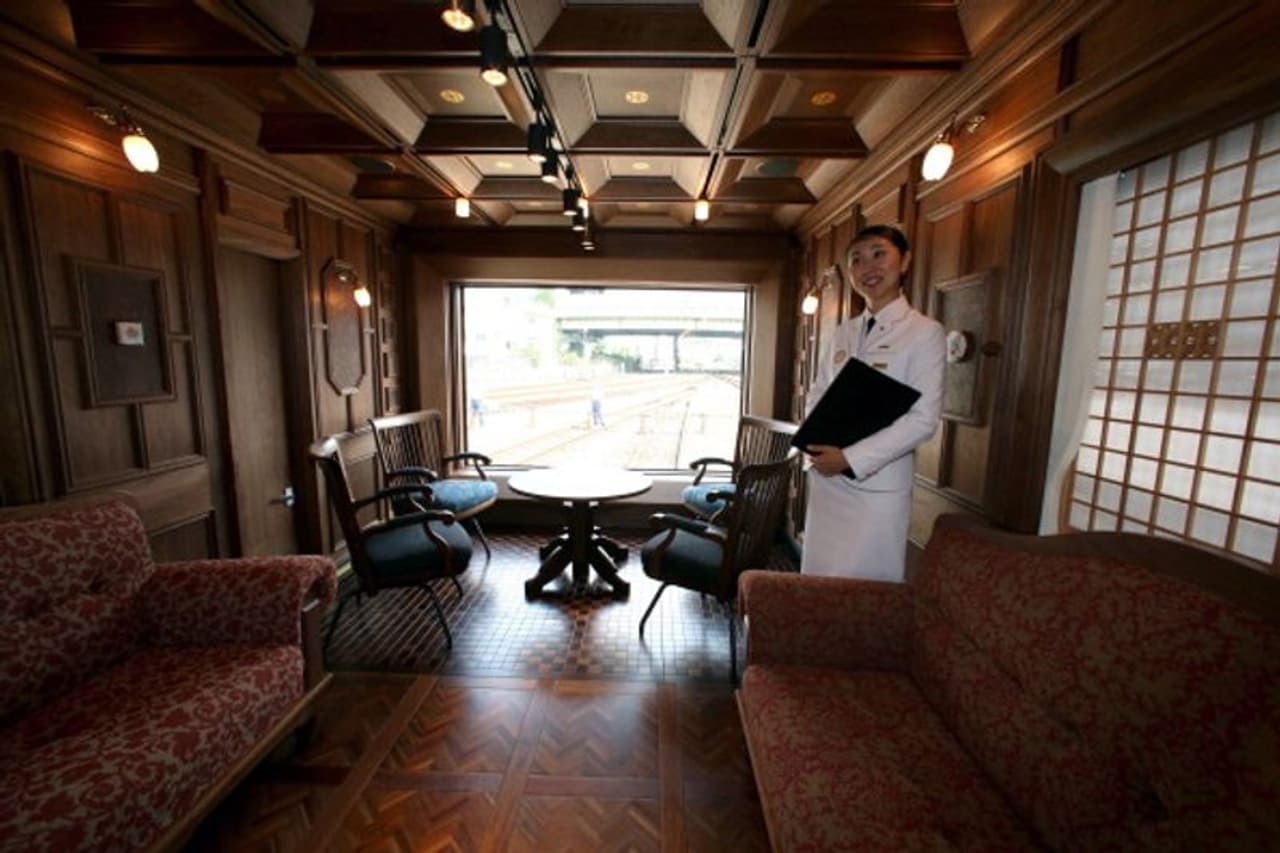 <p>ഈ ട്രെയിനിലേക്ക് കാലെടുത്തു വയ്ക്കുമ്പോള് തന്നെ യാത്രക്കാര് മറ്റേതോ ലോകത്തിലെത്തിപ്പെട്ടതു പോലെ അനുഭവപ്പെടും. അതിനകത്തേക്ക് നിങ്ങളെ സ്വാഗതം ചെയ്യുന്നത് തടി കൊണ്ടുള്ള ഇന്റീരിയറുകളാണ്. ഏതോ സുവര്ണ കാലത്തിലേത് എന്നപോലെ ഒരു അനുഭവം.</p> <p>ഈ ട്രെയിനിലേക്ക് കാലെടുത്തു വയ്ക്കുമ്പോള് തന്നെ യാത്രക്കാര് മറ്റേതോ ലോകത്തിലെത്തിപ്പെട്ടതു പോലെ അനുഭവപ്പെടും. അതിനകത്തേക്ക് നിങ്ങളെ സ്വാഗതം ചെയ്യുന്നത് തടി കൊണ്ടുള്ള ഇന്റീരിയറുകളാണ്. ഏതോ സുവര്ണ കാലത്തിലേത് എന്നപോലെ ഒരു അനുഭവം.</p>