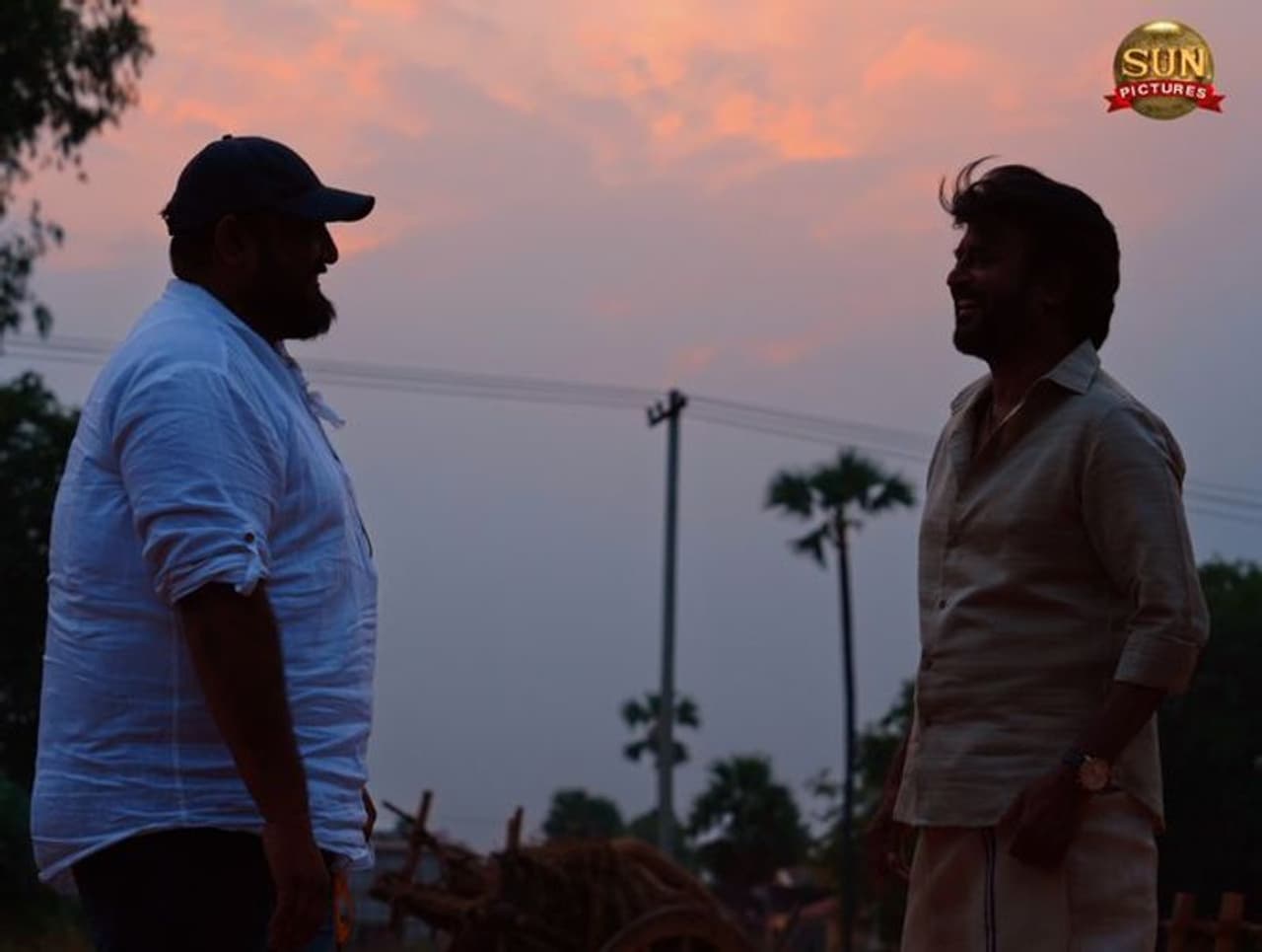 <p>சூப்பர் ஸ்டார் ரஜினிகாந்த் நடித்து வரும், 'அண்ணாத்த' திரைப்படம் லாக் டவுன் பிரச்சனைக்கு பின், மீண்டும் ஹைதராபாத்தில் துவங்கிய நிலையில், படக்குழுவினர் 4 பேர் கொரோனாவால் பாதிக்கப்பட்டதை தொடர்ந்து படப்பிடிப்பு நிறுத்தப்பட்டது. இந்நிலையில் மீண்டும் மார்ச் 15 ஆம் தேதி படக்குழுவினர் சென்னையில் படப்பிடிப்பை துவங்கியுள்ளனர்.</p> <p>சூப்பர் ஸ்டார் ரஜினிகாந்த் நடித்து வரும், 'அண்ணாத்த' திரைப்படம் லாக் டவுன் பிரச்சனைக்கு பின், மீண்டும் ஹைதராபாத்தில் துவங்கிய நிலையில், படக்குழுவினர் 4 பேர் கொரோனாவால் பாதிக்கப்பட்டதை தொடர்ந்து படப்பிடிப்பு நிறுத்தப்பட்டது. இந்நிலையில் மீண்டும் மார்ச் 15 ஆம் தேதி படக்குழுவினர் சென்னையில் படப்பிடிப்பை துவங்கியுள்ளனர்.</p>