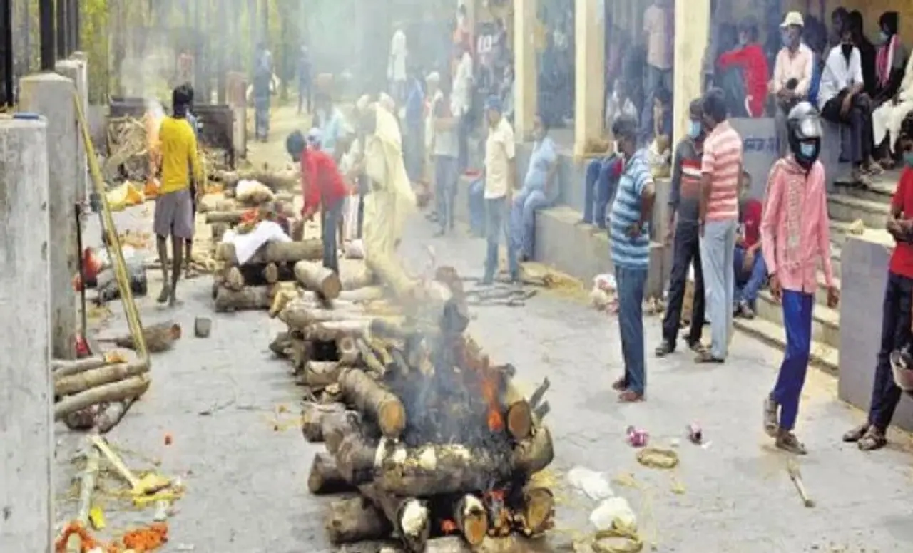 <p>ಹೌದು ಭಾನುವಾರ ರಾಂಚಿಯಲ್ಲಿ ಅರವತ್ತು ಶವಗಳ ಅಂತಿಮ ಸಂಸ್ಕಾರ ನೆರವೇರಿದೆ. ನಗರದ ವಿವಿಧ ಚಿತಾಗಾರದಲ್ಲಿ ಈ ಸಂತಿಮ ಸಂಸ್ಕಾರ ನೆರವೇರಿದೆ. ಹೀಗಿದ್ದರೂ ಸ್ಥಳದ ಅಭಾವ ಕಂಡು ಬಂದಿದೆ.ಇನ್ನು ಹನ್ನೆರಡು ಕೊರೋನಾ ಸೋಂಕಿತರ ಶವವಾಗಿದ್ದು, ಇವುಗಳನ್ನು ಗಾಗ್ರಾದಲ್ಲಿ ಸಾಮೂಹಿಕ ಚಿತೆ ಮೂಲಕ ಅಂತಿಮ ಸಂಸ್ಕಾರ ನೆರವೇರಿಸಲಾಗಿದೆ. ಇನ್ನು ಮೂವತ್ತೈದು ಶವಗಳನ್ನು ಐದು ರುದ್ರಭೂಮಿಯಲ್ಲಿ ಸುಡಲಾಗಿದೆ. ಇನ್ನು ಹದಿಮೂರು ಶವಗಳನ್ನು ಸ್ಮಶಾನದಲ್ಲಿ ಧಫನ್ ಮಾಡಲಾಗಿದೆ. ಇನ್ನೂ ಅತೀ ಹೆಚ್ಚು ಅಂತಿಮ ಸಂಸ್ಕಾರ ಹರಮೂ ಮುಕ್ತಿಧಾಮದಲ್ಲಿ ನೆರವೇರಿದೆ.</p> <p>ಹೌದು ಭಾನುವಾರ ರಾಂಚಿಯಲ್ಲಿ ಅರವತ್ತು ಶವಗಳ ಅಂತಿಮ ಸಂಸ್ಕಾರ ನೆರವೇರಿದೆ. ನಗರದ ವಿವಿಧ ಚಿತಾಗಾರದಲ್ಲಿ ಈ ಸಂತಿಮ ಸಂಸ್ಕಾರ ನೆರವೇರಿದೆ. ಹೀಗಿದ್ದರೂ ಸ್ಥಳದ ಅಭಾವ ಕಂಡು ಬಂದಿದೆ.ಇನ್ನು ಹನ್ನೆರಡು ಕೊರೋನಾ ಸೋಂಕಿತರ ಶವವಾಗಿದ್ದು, ಇವುಗಳನ್ನು ಗಾಗ್ರಾದಲ್ಲಿ ಸಾಮೂಹಿಕ ಚಿತೆ ಮೂಲಕ ಅಂತಿಮ ಸಂಸ್ಕಾರ ನೆರವೇರಿಸಲಾಗಿದೆ. ಇನ್ನು ಮೂವತ್ತೈದು ಶವಗಳನ್ನು ಐದು ರುದ್ರಭೂಮಿಯಲ್ಲಿ ಸುಡಲಾಗಿದೆ. ಇನ್ನು ಹದಿಮೂರು ಶವಗಳನ್ನು ಸ್ಮಶಾನದಲ್ಲಿ ಧಫನ್ ಮಾಡಲಾಗಿದೆ. ಇನ್ನೂ ಅತೀ ಹೆಚ್ಚು ಅಂತಿಮ ಸಂಸ್ಕಾರ ಹರಮೂ ಮುಕ್ತಿಧಾಮದಲ್ಲಿ ನೆರವೇರಿದೆ.</p>