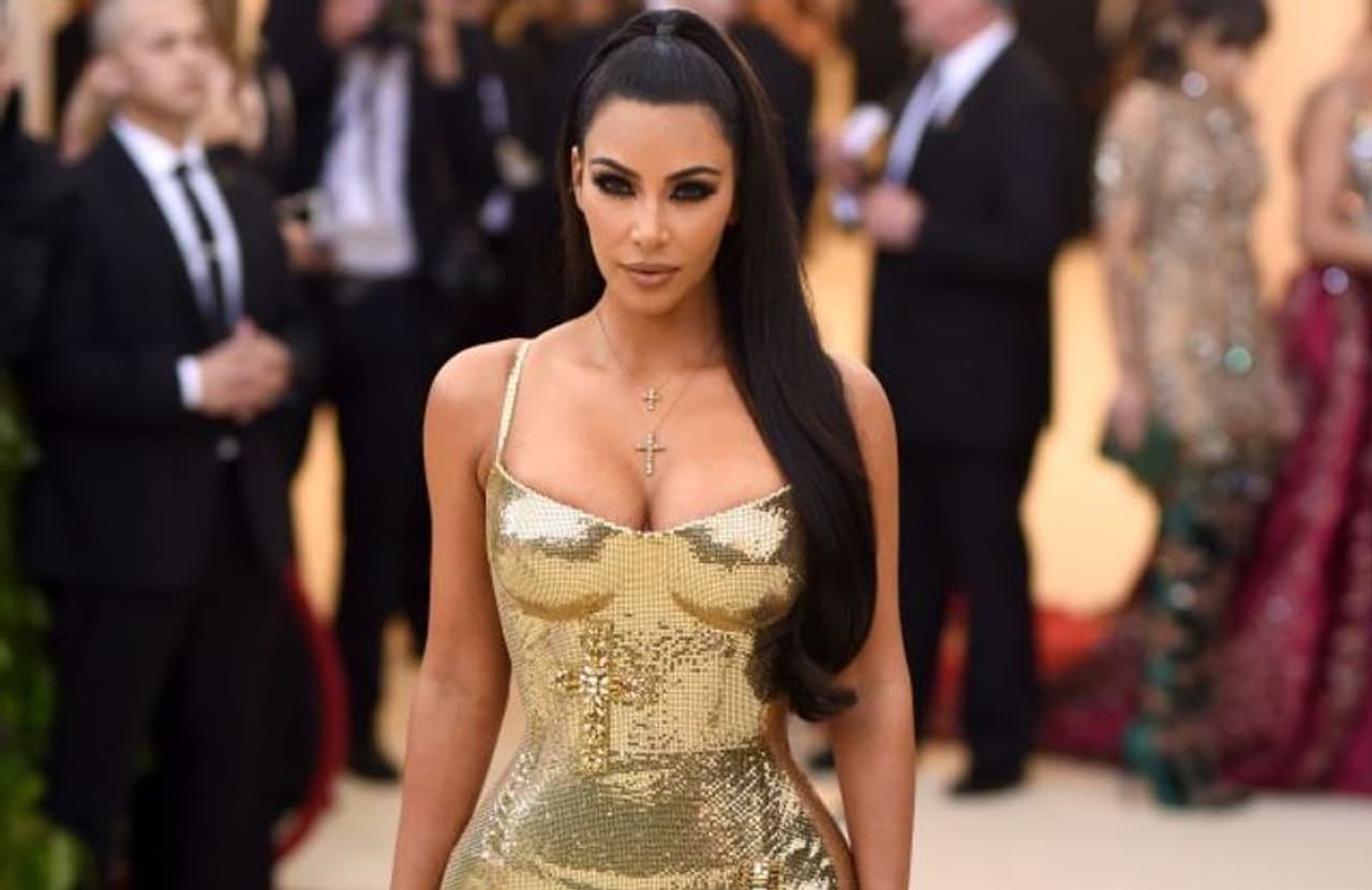 <p>ఫోర్బ్స్ వార్షిక జాబితా ప్రకారం కిమ్ కర్దాషియాన్ అధికారికంగా బిలియనీర్ అయ్యారు. ప్రపంచ బిలియనీర్ల ఫోర్బ్స్ వార్షిక జాబితాలో ఆమే మొట్టమొదటిసారిగా చోటు దక్కించుకుంది.<br /> </p> <p>ఫోర్బ్స్ వార్షిక జాబితా ప్రకారం కిమ్ కర్దాషియాన్ అధికారికంగా బిలియనీర్ అయ్యారు. ప్రపంచ బిలియనీర్ల ఫోర్బ్స్ వార్షిక జాబితాలో ఆమే మొట్టమొదటిసారిగా చోటు దక్కించుకుంది.<br /> </p>