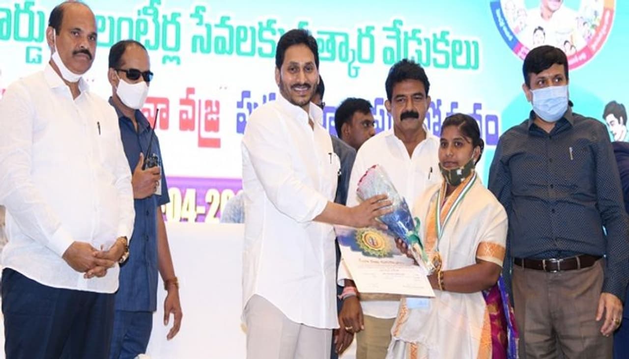 వైసీపీ సైన్యం.. అధికారం అపరిమితం! వైసీపీ సైన్యం.. అధికారం అపరిమితం!