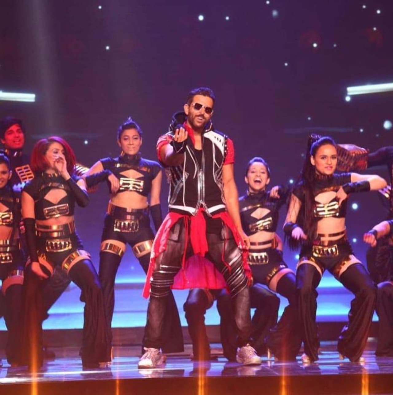 <p>Besides acting, Hrithik Roshan is known for his dancing skills and his fans look forward to his songs and on stage performances. A few days ago, Roshan performed at a famous award ceremony, driving the internet gaga over it. For that day, he was trending on the social media sites. </p> <p>Besides acting, Hrithik Roshan is known for his dancing skills and his fans look forward to his songs and on stage performances. A few days ago, Roshan performed at a famous award ceremony, driving the internet gaga over it. For that day, he was trending on the social media sites. </p>