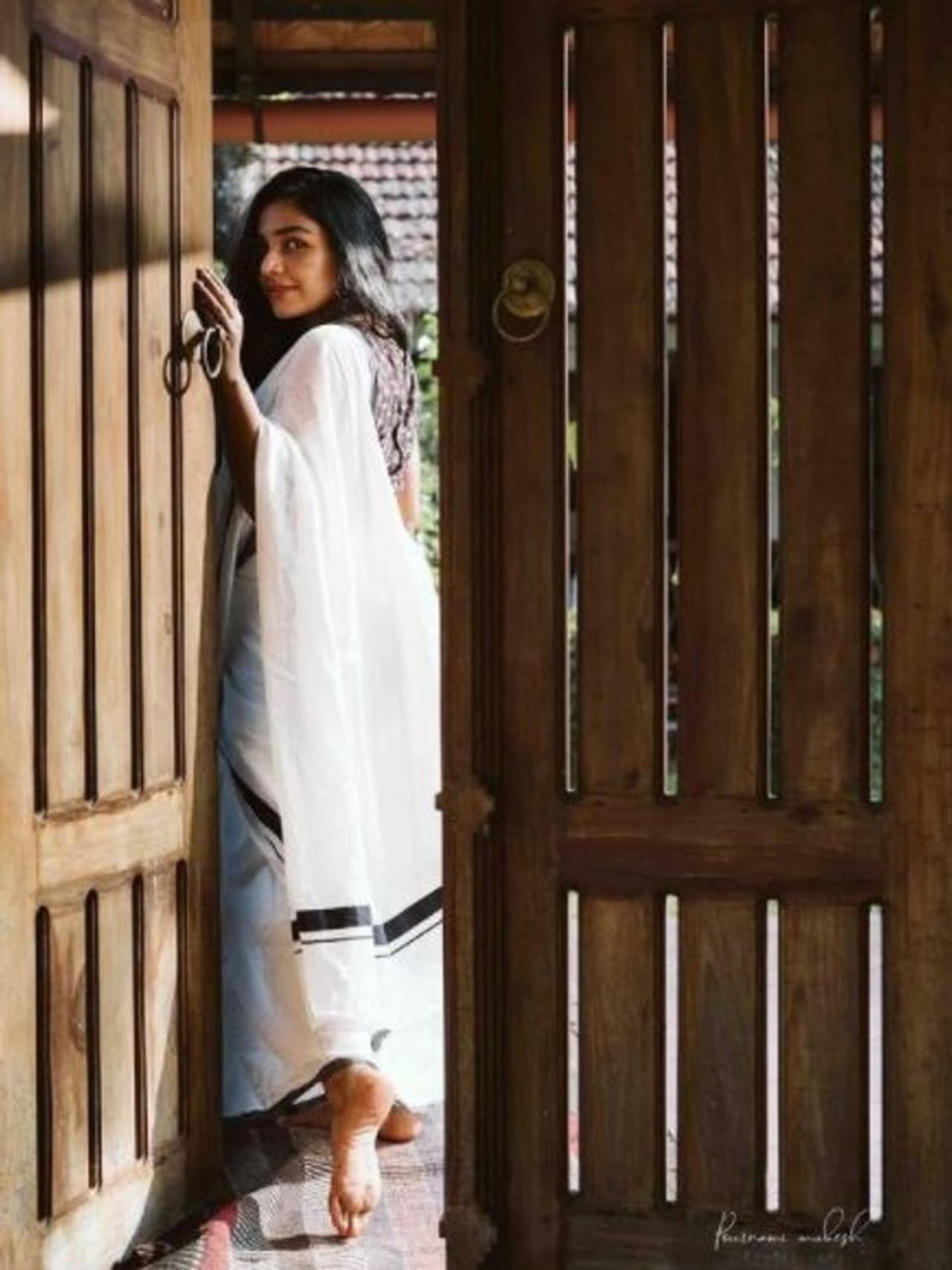 <p>கேரளத்து சேலையில் கதவோரம் நிற்கும் பச்சைக்கிளி </p> <p>கேரளத்து சேலையில் கதவோரம் நிற்கும் பச்சைக்கிளி </p>