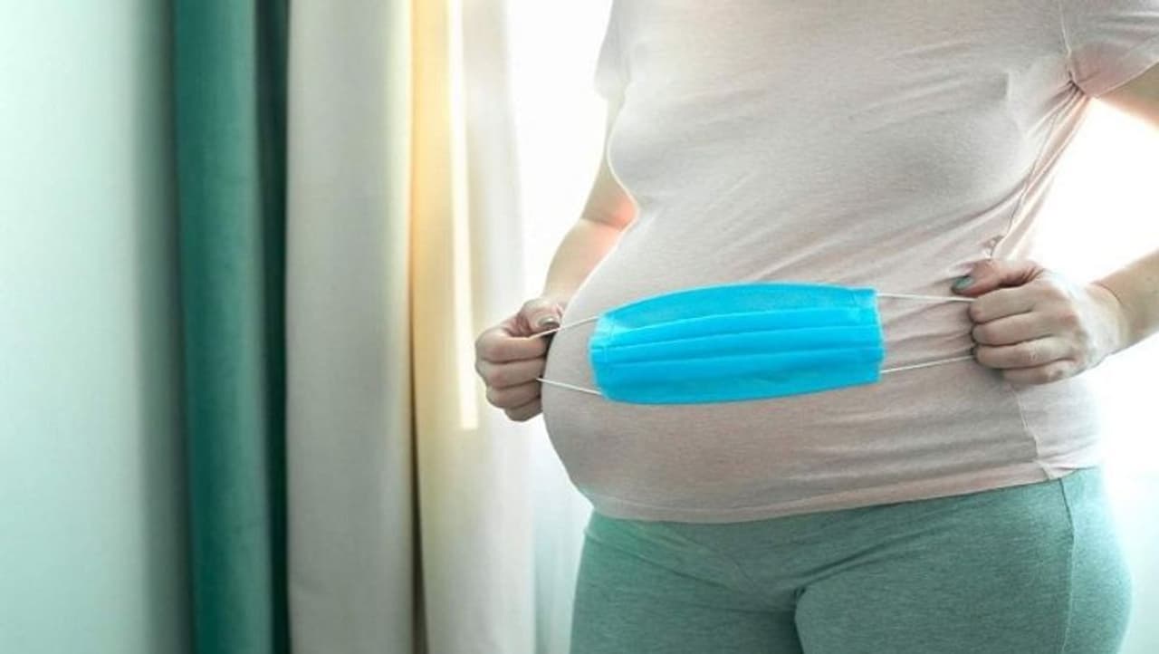 <p>ಗರ್ಭಾವಸ್ಥೆಯಲ್ಲಿ ಗರ್ಭಿಣಿ ಮಹಿಳೆ ತನ್ನ ಸ್ವಂತ ಆರೋಗ್ಯ ಮತ್ತು ಮಗುವಿನ ಆರೋಗ್ಯಕ್ಕೆ ಯಾವುದೇ ನಕಾರಾತ್ಮಕ ಪರಿಣಾಮಗಳು ಬರದ ಹಾಗೆ ಕೆಲವೊಂದು ಕೆಲಸಗಳನ್ನು ಮಾಡುವುದನ್ನು ತಪ್ಪಿಸಬೇಕಾಗುತ್ತದೆ. ಗರ್ಭಿಣಿಯರು ಯಾವ ಕೆಲಸಗಳನ್ನು ಮಾಡಬಾರದು ಎಂಬುದನ್ನು ಇಲ್ಲಿ ನೋಡೋಣ.</p> <p>ಗರ್ಭಾವಸ್ಥೆಯಲ್ಲಿ ಗರ್ಭಿಣಿ ಮಹಿಳೆ ತನ್ನ ಸ್ವಂತ ಆರೋಗ್ಯ ಮತ್ತು ಮಗುವಿನ ಆರೋಗ್ಯಕ್ಕೆ ಯಾವುದೇ ನಕಾರಾತ್ಮಕ ಪರಿಣಾಮಗಳು ಬರದ ಹಾಗೆ ಕೆಲವೊಂದು ಕೆಲಸಗಳನ್ನು ಮಾಡುವುದನ್ನು ತಪ್ಪಿಸಬೇಕಾಗುತ್ತದೆ. ಗರ್ಭಿಣಿಯರು ಯಾವ ಕೆಲಸಗಳನ್ನು ಮಾಡಬಾರದು ಎಂಬುದನ್ನು ಇಲ್ಲಿ ನೋಡೋಣ.</p>