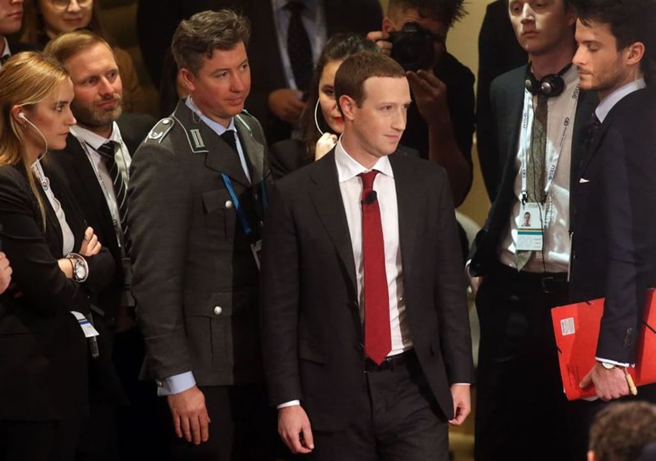 <p>2020లో &nbsp; మార్క్ జుకర్‌బర్గ్ భద్రత కోసం ఫేస్‌బుక్ 23 మిలియన్ డాలర్లు అంటే సుమారు 171 లక్ష రూపాయలు ఖర్చు చేసింది. అంటే మార్క్ జుకర్‌బర్గ్ భద్రత కోసం ఒక రోజుకి సుమారు 46 లక్షల రూపాయలు ఖర్చు చేసింది. ఫేస్‌బుక్ ఈ సమాచారాన్ని సెక్యూరిటీ అండ్ ఎక్స్ఛేంజ్ కమిషన్ కి తెలిపింది.<br />&nbsp;</p>