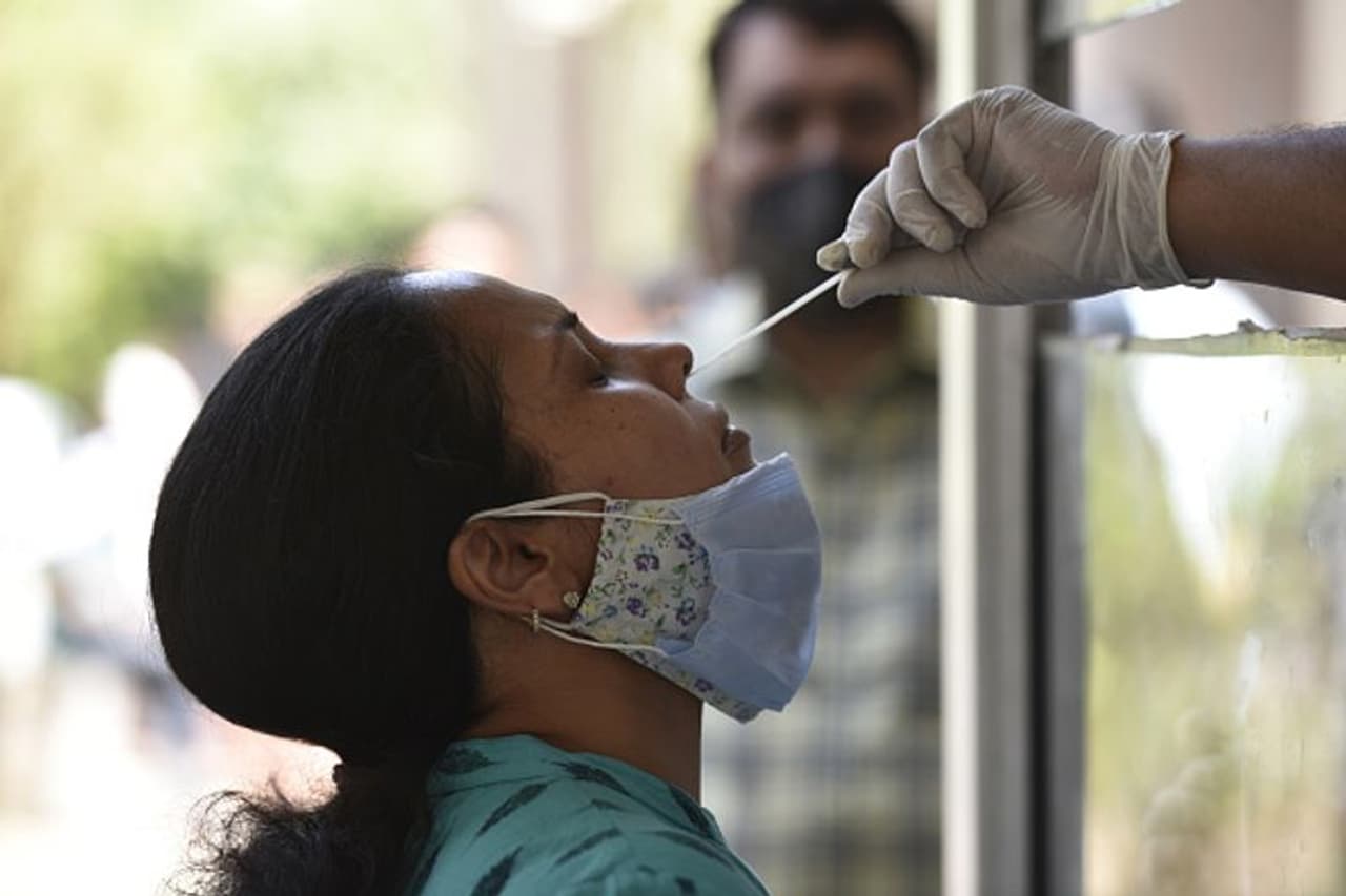 <p>தமிழகத்தில் நேற்று ஒரே நாளில் மட்டும், 6,711 பேர் கொரோனா தொற்றால் பாதிக்கப்பட்டுள்ளனர். இதனால் பாதிக்கப்பட்டவர்களின் எண்ணிக்கை 9,40,145ஆக உயர்ந்துள்ளது. <br /> </p> <p>தமிழகத்தில் நேற்று ஒரே நாளில் மட்டும், 6,711 பேர் கொரோனா தொற்றால் பாதிக்கப்பட்டுள்ளனர். இதனால் பாதிக்கப்பட்டவர்களின் எண்ணிக்கை 9,40,145ஆக உயர்ந்துள்ளது. <br /> </p>