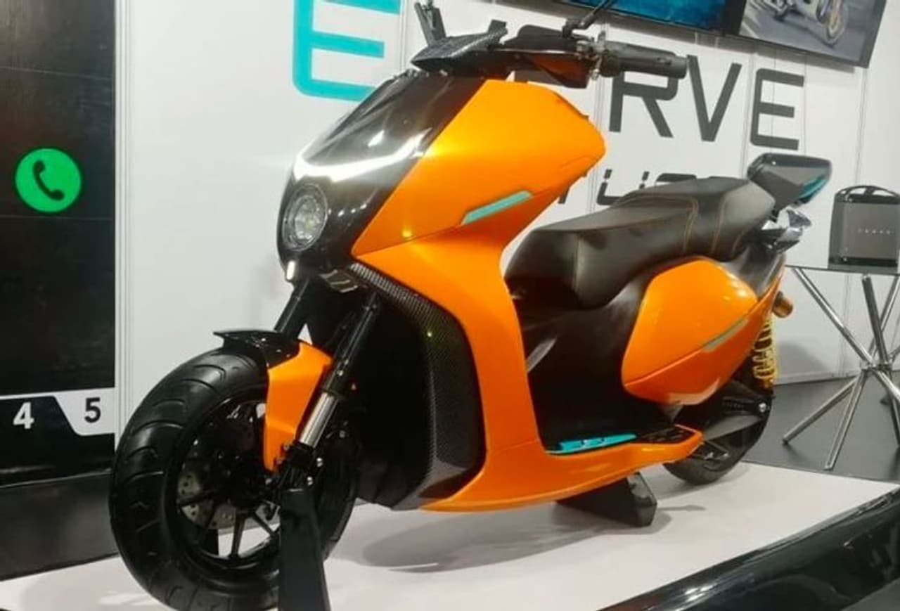 <p>ఇలాంటి పరిస్థితిలో &nbsp;ఆటోమొబైల్ &nbsp;తయారీ సంస్థలు &nbsp;కొత్త ఎలక్ట్రిక్ స్కూటర్లను విడుదల చేయడానికి సన్నాహాలు చేస్తున్నాయి. &nbsp;ప్రస్తుతం మార్కెట్లో కొన్ని ఎలక్ట్రిక్ స్కూటర్లు అందుబాటులో ఉన్నాయి. అయితే మీరు &nbsp;కొత్త మోడల్ ఎలక్ట్రిక్ స్కూటర్ కొనాలనుకుంటే &nbsp;త్వరలో లాంచ్ కానున్న వీటి గురించి తెలిసుకోండి. భారతీయ మార్కెట్లో ఏ ఎలక్ట్రిక్ స్కూటర్ ఎప్పుడు ప్రారంభించవచ్చో &nbsp;చూడండి..</p>