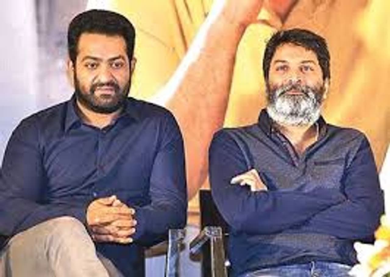 చిత్ర పరిశ్రమలో ఎప్పుడు ఏం జరుగుతుందో ఊహించడం కష్టం. ఓవర్ నైట్లో కాంబినేషన్లే మారిపోవచ్చు. ఓ హీరోతో అనుకున్న ప్రాజెక్ట్ మరో హీరోతో కావచ్చు, ఓ దర్శకుడితో అనుకున్న సినిమా మరో దర్శకుడితో సెట్ కావచ్చు. ఏ క్షణంలో ఏదైనా జరగొచ్చు. ఇప్పుడు ఎన్టీఆర్ విషయంలో అదే జరిగింది. హాట్ టాపిక్గా మారింది. చిత్ర పరిశ్రమలో ఎప్పుడు ఏం జరుగుతుందో ఊహించడం కష్టం. ఓవర్ నైట్లో కాంబినేషన్లే మారిపోవచ్చు. ఓ హీరోతో అనుకున్న ప్రాజెక్ట్ మరో హీరోతో కావచ్చు, ఓ దర్శకుడితో అనుకున్న సినిమా మరో దర్శకుడితో సెట్ కావచ్చు. ఏ క్షణంలో ఏదైనా జరగొచ్చు. ఇప్పుడు ఎన్టీఆర్ విషయంలో అదే జరిగింది. హాట్ టాపిక్గా మారింది.