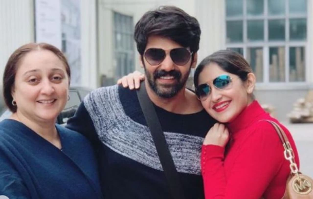 <p>ಯುವರತ್ನ ಸಿನಿಮಾ ಮೂಲಕ ಸ್ಯಾಂಡಲ್ವುಡ್ಗೆ ಎಂಟ್ರಿ ಕೊಟ್ಟ ಸೌತ್ ನಟಿ ಸಯೇಷಾ ಪೋಷಕರು ಬಾಲಿವುಡ್ನ ಸ್ಟಾರ್ ಕಲಾವಿದರು</p> <p>ಯುವರತ್ನ ಸಿನಿಮಾ ಮೂಲಕ ಸ್ಯಾಂಡಲ್ವುಡ್ಗೆ ಎಂಟ್ರಿ ಕೊಟ್ಟ ಸೌತ್ ನಟಿ ಸಯೇಷಾ ಪೋಷಕರು ಬಾಲಿವುಡ್ನ ಸ್ಟಾರ್ ಕಲಾವಿದರು</p>