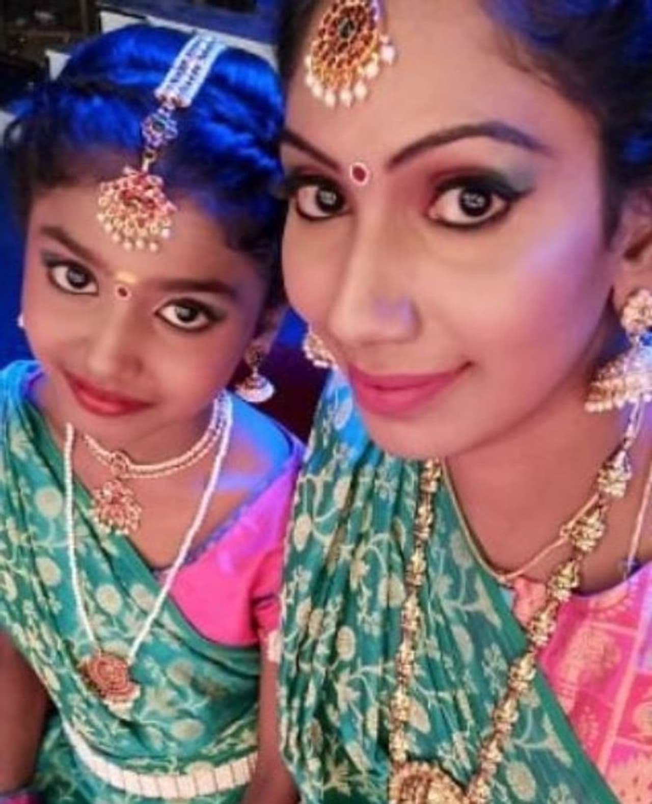 <p>அம்மா மகள் இருவரும் ஒரே கெட்அப்பில் கொடுத்த போஸ் </p> <p>அம்மா மகள் இருவரும் ஒரே கெட்அப்பில் கொடுத்த போஸ் </p>