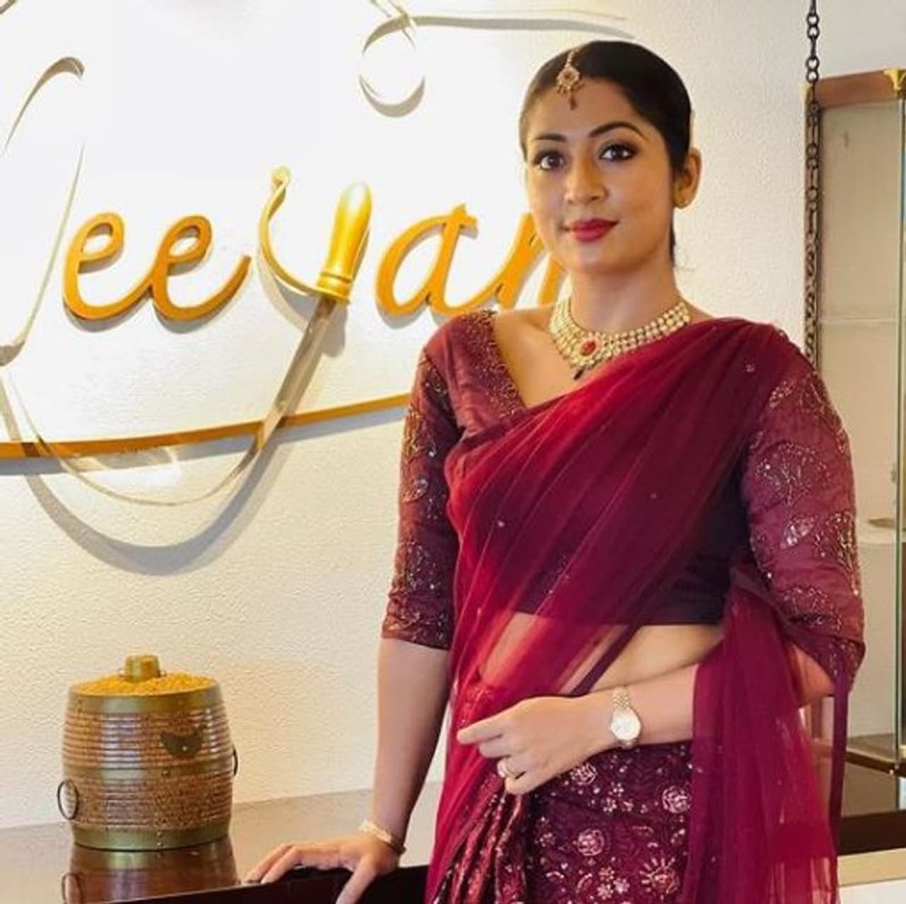 <p>സോഷ്യൽ മീഡിയയിൽ സജീവമായ താരം പങ്കിടുന്ന ചിത്രങ്ങൾ ഇരു കൈയും നീട്ടിയാണ് പ്രേക്ഷകർ സ്വീകരിക്കുന്നത്.</p> <p>സോഷ്യൽ മീഡിയയിൽ സജീവമായ താരം പങ്കിടുന്ന ചിത്രങ്ങൾ ഇരു കൈയും നീട്ടിയാണ് പ്രേക്ഷകർ സ്വീകരിക്കുന്നത്.</p>