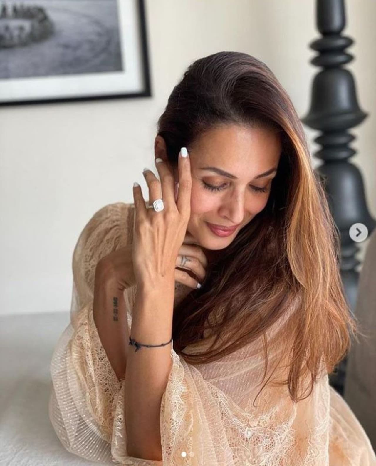 <p>ಮಲೈಕಾ&nbsp;ಶೇರ್‌ ಮಾಡಿರುವ ಫೋಟೋದಲ್ಲಿ ನಾಚಿಕೊಂಡು, ಪೋಸ್‌ ನೀಡಿದ್ದಾರೆ. ಬಿಳಿ&nbsp;ನೇಲ್‌ ಪಾಲಿಶ್‌ ಹಚ್ಚಿ, ದೊಡ್ಡ ಉಂಗುರ ಧರಿಸಿರುವ ಅವರ ಕೈ ಸಹ ತುಂಬಾ ಸುಂದರವಾಗಿ ಕಾಣುತ್ತಿದೆ. ಮಲೈಕಾ ಲೈಟ್‌ ಪೀಚ್‌ ಕಲರ್‌ನ ನೆಟ್‌ ಡ್ರೆಸ್ ಧರಿಸಿದ್ದಾರೆ.&nbsp;</p>