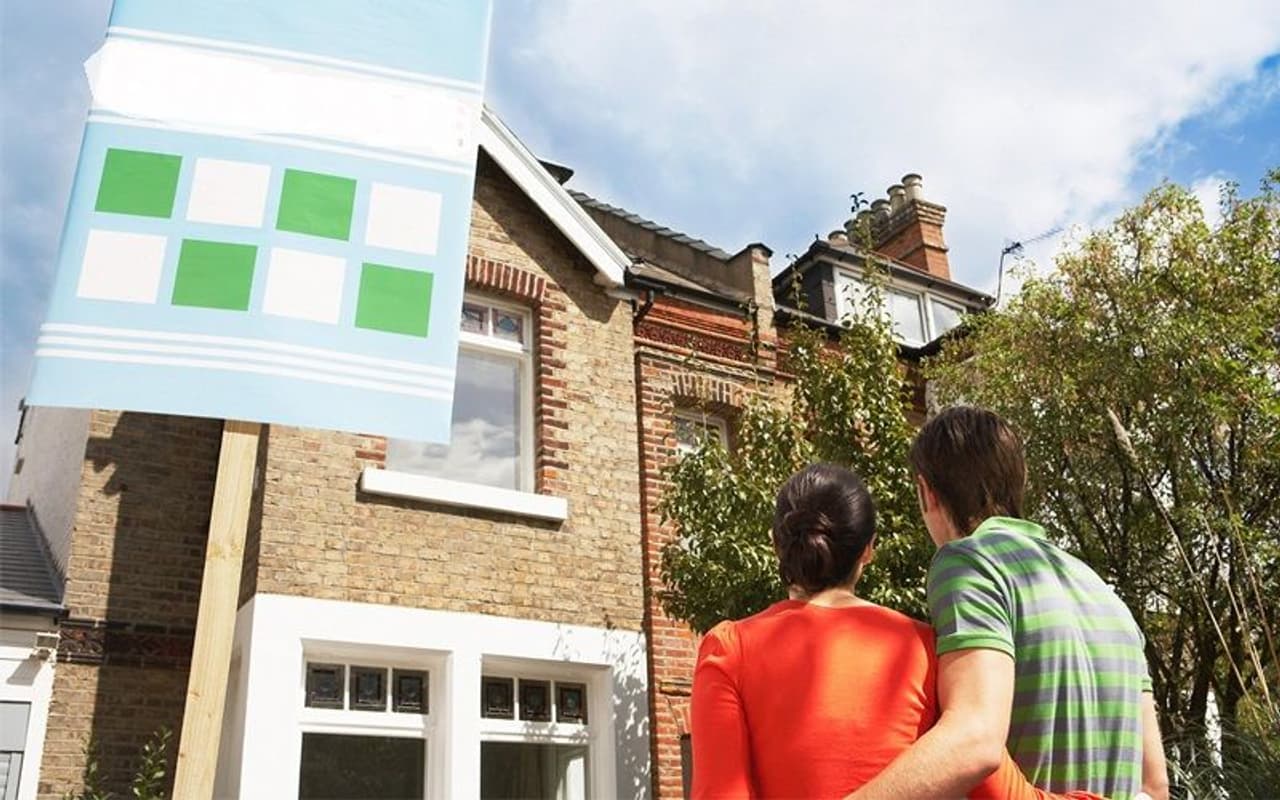 <p>ఇంటిని కొనడం కూడా ఒక పెట్టుబడి లాంటిది ఎందుకంటే ఇది మీకు ఆదాయం అందిస్తుంది. ఒకోసారి ప్రజలు ఆస్తిని కొనుగోలు చేసి అద్దెకు ఇస్తుంటారు, ఇది వారికి ప్రతి నెల ఒక స్థిరమైన ఆదాయాన్ని ఇస్తుంది. అదే భూమిని కొన్నప్పుడు కొన్ని సంవత్సరాల తరువాత అమ్మడం ద్వారా మీరు భారీ లాభం పొందుతారు. భారతదేశంలో ఇళ్ళులు తరచుగా కుటుంబంలోని &nbsp;పురుషుల పేరిట ఉండేవి. కానీ మారుతున్న కాలంతో ఈ సామాజిక పద్ధతి కూడా మారిపోయింది. ప్రాపర్టీ కన్సల్టెన్సీ సంస్థ ఎనరాక్ 2020 నివేదిక ప్రకారం దేశవ్యాప్తంగా గృహ కొనుగోలులలో 77 శాతం మహిళలు పేరిట, రియల్ ఎస్టేట్ కొనుగోలలో 74 శాతం మహిళల పేరిట జరుగుతున్నాయట.</p>