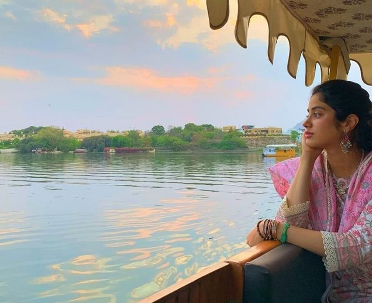 <p>&nbsp;ಶ್ರೀದೇವಿ ಪುತ್ರಿ &nbsp;ಬಾಲಿವುಡ್‌ನ ನಟಿ ಜಾನ್ವಿ ಕಪೂರ್‌ ಪ್ರಸ್ತುತ ಉದಯಪುರದಲ್ಲಿದ್ದಾರೆ.</p>