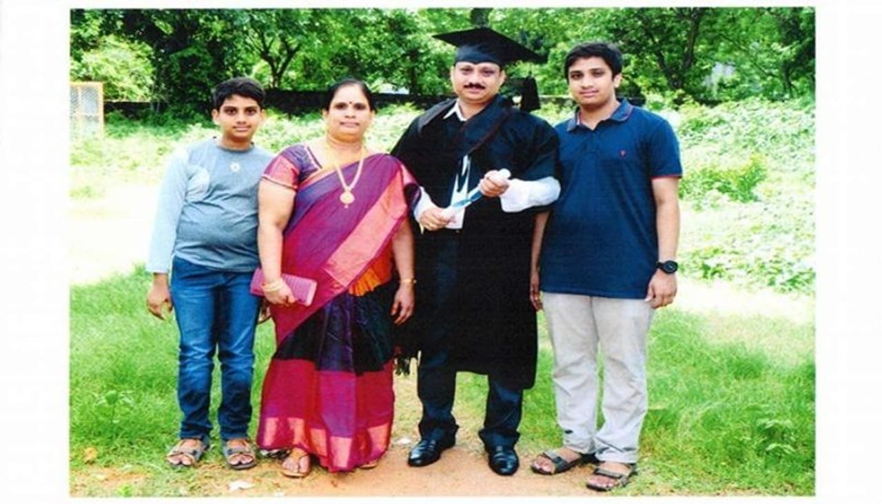 <p>విశాఖపట్నం: ఆంధ్రప్రదేశ్ రాష్ట్రంలోని విశాఖపట్నంలో గల మధురవాడులోని ఆదిత్య ఫార్చూన్ లో జరిగిన నలుగురు ఎన్నారై కుటుంబ సభ్యుల మృతిపై కొత్త విషయాలు వెలుగు చూస్తున్నాయి. ఈ మరణాల వెనక బంగారునాయుడి పెద్ద కుమారుడు దీపక్ (22) పాత్ర ఉన్నట్లు పోలీసులు అనుమానిస్తున్నారు. పెద్ద కుమారుడిపై తమకు అనుమానాలున్నాయి పోలీసు కమిషనర్ మనీష్ కుమార్ సిన్హా చెప్పారు. </p> <p>విశాఖపట్నం: ఆంధ్రప్రదేశ్ రాష్ట్రంలోని విశాఖపట్నంలో గల మధురవాడులోని ఆదిత్య ఫార్చూన్ లో జరిగిన నలుగురు ఎన్నారై కుటుంబ సభ్యుల మృతిపై కొత్త విషయాలు వెలుగు చూస్తున్నాయి. ఈ మరణాల వెనక బంగారునాయుడి పెద్ద కుమారుడు దీపక్ (22) పాత్ర ఉన్నట్లు పోలీసులు అనుమానిస్తున్నారు. పెద్ద కుమారుడిపై తమకు అనుమానాలున్నాయి పోలీసు కమిషనర్ మనీష్ కుమార్ సిన్హా చెప్పారు. </p>