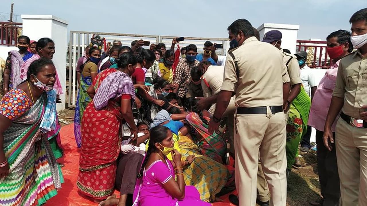 మంగళగిరి: అక్రమంగా తొలగించిన శానిటేషన్ మహిళా కార్మికురాలు నక్క వెంకటేశ్వమ్మను పనిలోకి తీసుకోవాలని, కార్మికులకు ఖాతాలో ఈఎస్ఐ, పీఎఫ్ సొమ్ము జమ చేయాలని డిమాండ్ చేస్తూ ఏపీ మున్సిపల్ వర్కర్స్ అండ్ ఎంప్లాయిస్ యూనియన్, సిఐటియు ఆధ్వర్యంలో మంగళగిరిలో గత వారం రోజులుగా సమ్మె చేస్తున్నారు. స్థానిక ఎమ్మెల్యే కు, సంబంధిత అధికారుల దృష్టికి సమస్యలను తీసుకు వెళ్లడం జరిగింది. అయినప్పటికీ అధికారులు, స్థానిక ఎమ్మెల్యే స్పందించకపోవడంతో బుధవారం ఆటో నగర్ లో గల శానిటేషన్ వాహనాలను బయటకు పోనీయకుండా కార్మికులు అడ్డుకున్నారు. మంగళగిరి: అక్రమంగా తొలగించిన శానిటేషన్ మహిళా కార్మికురాలు నక్క వెంకటేశ్వమ్మను పనిలోకి తీసుకోవాలని, కార్మికులకు ఖాతాలో ఈఎస్ఐ, పీఎఫ్ సొమ్ము జమ చేయాలని డిమాండ్ చేస్తూ ఏపీ మున్సిపల్ వర్కర్స్ అండ్ ఎంప్లాయిస్ యూనియన్, సిఐటియు ఆధ్వర్యంలో మంగళగిరిలో గత వారం రోజులుగా సమ్మె చేస్తున్నారు. స్థానిక ఎమ్మెల్యే కు, సంబంధిత అధికారుల దృష్టికి సమస్యలను తీసుకు వెళ్లడం జరిగింది. అయినప్పటికీ అధికారులు, స్థానిక ఎమ్మెల్యే స్పందించకపోవడంతో బుధవారం ఆటో నగర్ లో గల శానిటేషన్ వాహనాలను బయటకు పోనీయకుండా కార్మికులు అడ్డుకున్నారు.