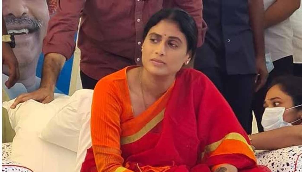 <p>అనూహ్యంగా తెలంగాణ రాజకీయాల్లోకి రంగప్రవేశం చేసిన షర్మిల... కొలువుల దీక్ష పేరిట తెలంగాణ సర్కార్ తో డైరెక్ట్ యుద్ధానికి దిగింది. ఇందిరా పార్క్ వద్ద ఒక రోజు దీక్ష ఆ తరువాత పాదయాత్రగా బయల్దేరడం, పోలీసుల అరెస్టు అన్ని వెరసి షర్మిల ఒక సీరియస్ పొలిటికల్ ప్లేయర్ గా తనకంటూ ఒక గుర్తింపును తెచ్చుకునేందుకు చేసిన ప్రయత్నాన్ని తెలంగాణ ప్రజలు గుర్తించారు. సమైక్యాంధ్ర కోసం బలంగా ఉద్యమించిన షర్మిలను తెలంగాణ ప్రజలు ఆదరిస్తారా లేదా అనే విషయాన్ని పక్కనబెడితే ఆమె రాజకీయంగా మాత్రం పావులు బలంగా కడుపుతున్నట్టుగా అర్థమవుతుంది. </p> <p>అనూహ్యంగా తెలంగాణ రాజకీయాల్లోకి రంగప్రవేశం చేసిన షర్మిల... కొలువుల దీక్ష పేరిట తెలంగాణ సర్కార్ తో డైరెక్ట్ యుద్ధానికి దిగింది. ఇందిరా పార్క్ వద్ద ఒక రోజు దీక్ష ఆ తరువాత పాదయాత్రగా బయల్దేరడం, పోలీసుల అరెస్టు అన్ని వెరసి షర్మిల ఒక సీరియస్ పొలిటికల్ ప్లేయర్ గా తనకంటూ ఒక గుర్తింపును తెచ్చుకునేందుకు చేసిన ప్రయత్నాన్ని తెలంగాణ ప్రజలు గుర్తించారు. సమైక్యాంధ్ర కోసం బలంగా ఉద్యమించిన షర్మిలను తెలంగాణ ప్రజలు ఆదరిస్తారా లేదా అనే విషయాన్ని పక్కనబెడితే ఆమె రాజకీయంగా మాత్రం పావులు బలంగా కడుపుతున్నట్టుగా అర్థమవుతుంది. </p>