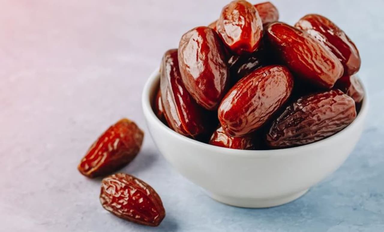 <p>കുട്ടികളുടെ വളർച്ചയ്ക്ക് ആവശ്യമായ വിറ്റാമിനുകളും ധാതുക്കളും ഈന്തപ്പഴത്തിൽ അടങ്ങിയിരിക്കുന്നു. ഈന്തപ്പഴം കൂടുതൽ ഊർജം നൽകാനും സഹായിക്കുന്നു. </p> <p>കുട്ടികളുടെ വളർച്ചയ്ക്ക് ആവശ്യമായ വിറ്റാമിനുകളും ധാതുക്കളും ഈന്തപ്പഴത്തിൽ അടങ്ങിയിരിക്കുന്നു. ഈന്തപ്പഴം കൂടുതൽ ഊർജം നൽകാനും സഹായിക്കുന്നു. </p>