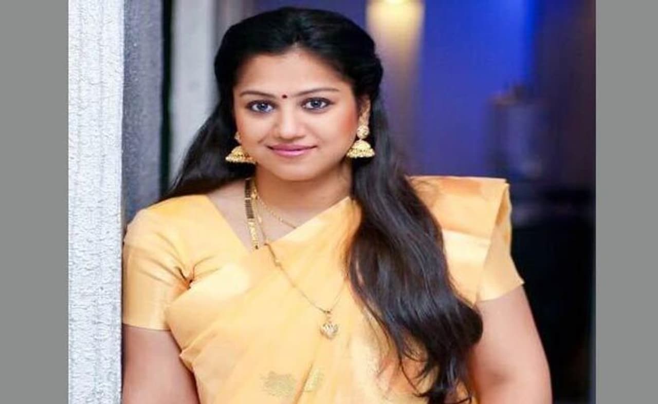 <p>கடந்த 2002ஆம் ஆண்டு இயக்குனர் அசோகன் இயக்கத்தில், முரளி, வடிவேலு, நடிப்பில் வெளியாகி மிகப்பெரிய வெற்றி பெற்ற காமெடி திரைப்படம் 'சுந்தரா டிராவல்ஸ்'. இந்த திரைப்படத்தில் கதாநாயகியாக அறிமுகமானவர் ராதா. இந்த படம் இவருக்கு சிறந்த அறிமுக படமாக அமைந்தாலும், இதை தொடர்ந்து, தமிழில் இவர் நடித்த படங்கள் அவருக்கு எதிர்பார்த்த அளவிற்கு வெற்றியை தரவில்லை.<br /> </p> <p>கடந்த 2002ஆம் ஆண்டு இயக்குனர் அசோகன் இயக்கத்தில், முரளி, வடிவேலு, நடிப்பில் வெளியாகி மிகப்பெரிய வெற்றி பெற்ற காமெடி திரைப்படம் 'சுந்தரா டிராவல்ஸ்'. இந்த திரைப்படத்தில் கதாநாயகியாக அறிமுகமானவர் ராதா. இந்த படம் இவருக்கு சிறந்த அறிமுக படமாக அமைந்தாலும், இதை தொடர்ந்து, தமிழில் இவர் நடித்த படங்கள் அவருக்கு எதிர்பார்த்த அளவிற்கு வெற்றியை தரவில்லை.<br /> </p>