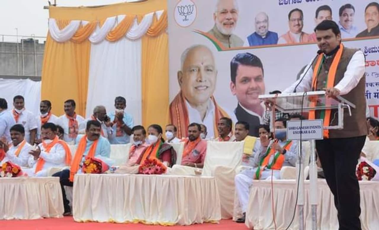 <p>ತಾಲೂಕಿನ ಹಿಂಡಲಗಾ ಗ್ರಾಮದಲ್ಲಿ ಗುರುವಾರ ಬಿಜೆಪಿ ಅಭ್ಯರ್ಥಿ ಮಂಗಲ ಅಂಗಡಿ ಪರ ಪ್ರಚಾರ ನಡೆಸಿದ ದೇವೇಂದ್ರ ಫಡ್ನವೀಸ್ </p> <p>ತಾಲೂಕಿನ ಹಿಂಡಲಗಾ ಗ್ರಾಮದಲ್ಲಿ ಗುರುವಾರ ಬಿಜೆಪಿ ಅಭ್ಯರ್ಥಿ ಮಂಗಲ ಅಂಗಡಿ ಪರ ಪ್ರಚಾರ ನಡೆಸಿದ ದೇವೇಂದ್ರ ಫಡ್ನವೀಸ್ </p>