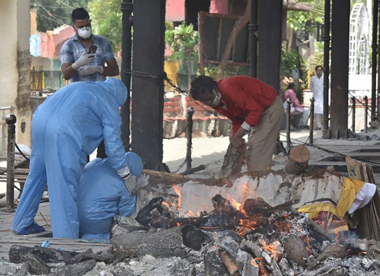 <p>2019 ഡിസംബറില് കൊവിഡ് 19 രോഗാണുവിന്റെ സാന്നിധ്യം തിരിച്ചറിഞ്ഞത് മുതല് ഇതുവരെയായി ലോകത്ത് 13,96,86,933 പേര്ക്കാണ് രോഗാണുബാധ സ്ഥിരീകരിച്ചത്. ഇതില് 29,99,553 പേര്ക്ക് ജീവന് നഷ്ടമായി. 11,87,31,199 പേര് രോഗവിമുക്തി നേടിയെന്ന് വേള്ഡോ മീറ്ററിന്റെ കണക്കുകള് കാണിക്കുന്നു. ലോക രാജ്യങ്ങളില് രോഗവ്യാപനത്തില് ഇന്ത്യ ഇന്ന് രണ്ടാം സ്ഥാനത്താണ്. </p> <p>2019 ഡിസംബറില് കൊവിഡ് 19 രോഗാണുവിന്റെ സാന്നിധ്യം തിരിച്ചറിഞ്ഞത് മുതല് ഇതുവരെയായി ലോകത്ത് 13,96,86,933 പേര്ക്കാണ് രോഗാണുബാധ സ്ഥിരീകരിച്ചത്. ഇതില് 29,99,553 പേര്ക്ക് ജീവന് നഷ്ടമായി. 11,87,31,199 പേര് രോഗവിമുക്തി നേടിയെന്ന് വേള്ഡോ മീറ്ററിന്റെ കണക്കുകള് കാണിക്കുന്നു. ലോക രാജ്യങ്ങളില് രോഗവ്യാപനത്തില് ഇന്ത്യ ഇന്ന് രണ്ടാം സ്ഥാനത്താണ്. </p>