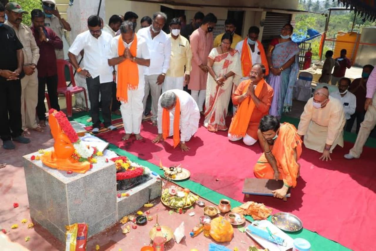 <p>ಇಂದು(ಶುಕ್ರವಾರ) ಗಂಗಾವತಿ ತಾಲೂಕಿನ ಪ್ರಸಿದ್ಧ ಸ್ಥಳವಾಗಿರುವ ಅಂಜನಾದ್ರಿ ಪರ್ವತದ ಕೆಳಗೆ ಆಂಜನೇಯಸ್ವಾಮಿಗೆ ವಿಶೇಷ ಪೂಜೆ ಸಲ್ಲಿಸಿದ ಅರವಿಂದ ಲಿಂಬಾವಳಿ&nbsp;</p>