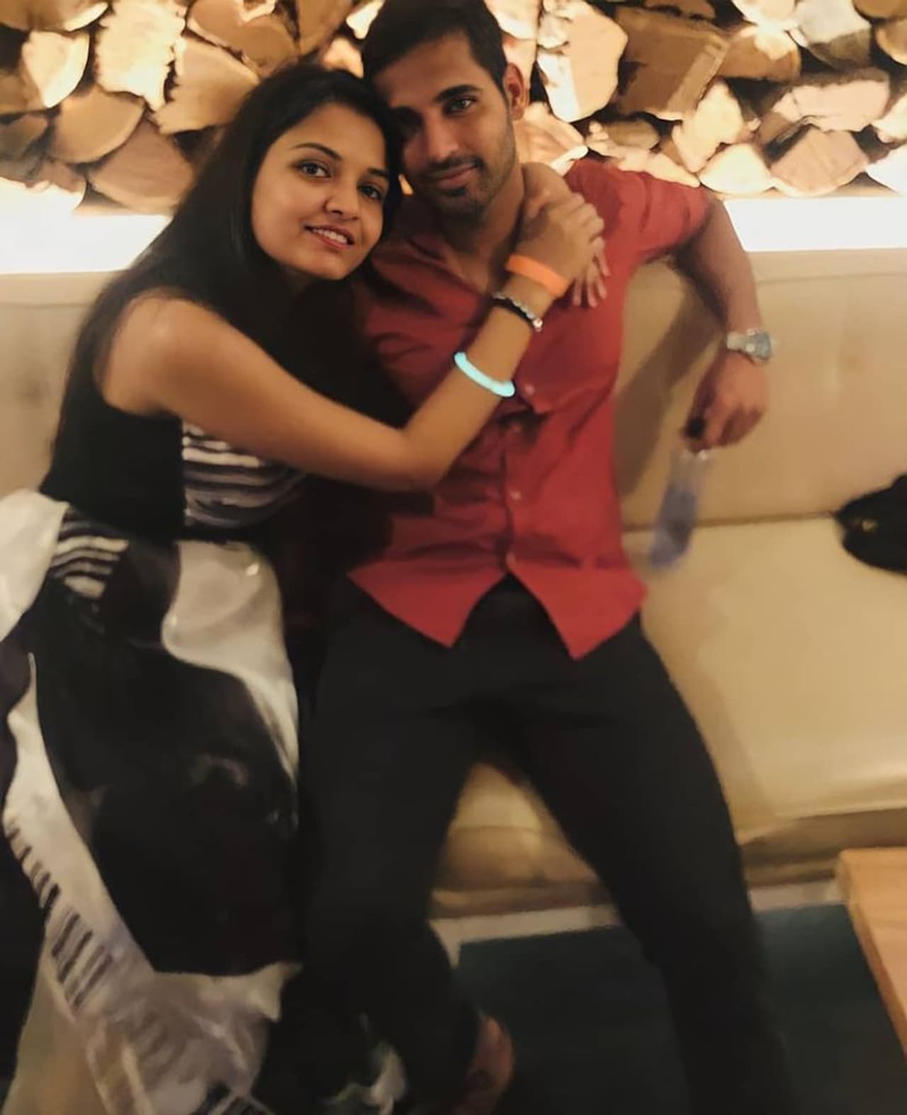 <p>భువనేశ్వర్ కుమార్ తండ్రి కిరణ్ పాల్ సింగ్, మే 21న క్యాన్సర్తో పోరాడుతూ ప్రాణాలు కోల్పోయిన విషయం తెలిసిందే. తండ్రి అంత్యక్రియల్లో పాల్గొన్న భువనేశ్వర్ కుమార్, అతని భార్య నుపూర్లో కరోనా లక్షణాలు కనిపించడంతో ముందు జాగ్రత్తగా ఐసోలేషన్లోకి వెళ్లినట్టు సమాచారం.</p> <p>భువనేశ్వర్ కుమార్ తండ్రి కిరణ్ పాల్ సింగ్, మే 21న క్యాన్సర్తో పోరాడుతూ ప్రాణాలు కోల్పోయిన విషయం తెలిసిందే. తండ్రి అంత్యక్రియల్లో పాల్గొన్న భువనేశ్వర్ కుమార్, అతని భార్య నుపూర్లో కరోనా లక్షణాలు కనిపించడంతో ముందు జాగ్రత్తగా ఐసోలేషన్లోకి వెళ్లినట్టు సమాచారం.</p>