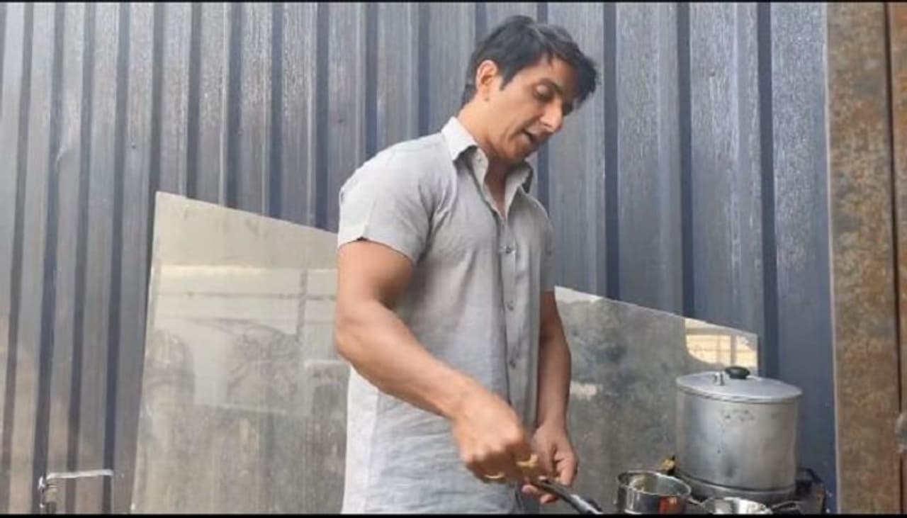 <p>సోనూసూద్ సమాజ సేవలోనే కాదు టేస్టీ టేస్టీ దోశ వేయడంలోనూ ముందున్నాడు. అంతేకాదు పర్ ఫెక్ట్ దోశను వేయడం ఎలాగో కూడా టిప్స్ చెబుతున్నాడు. </p> <p>సోనూసూద్ సమాజ సేవలోనే కాదు టేస్టీ టేస్టీ దోశ వేయడంలోనూ ముందున్నాడు. అంతేకాదు పర్ ఫెక్ట్ దోశను వేయడం ఎలాగో కూడా టిప్స్ చెబుతున్నాడు. </p>