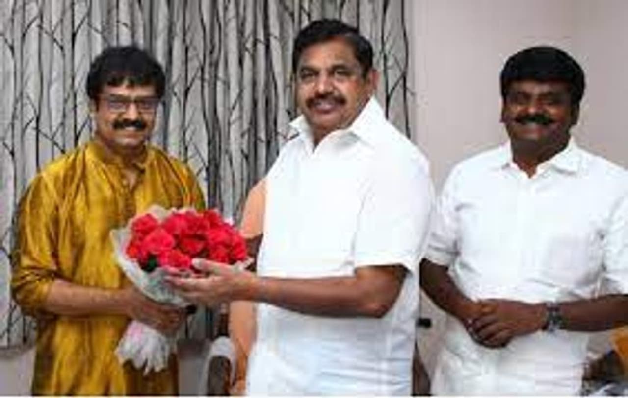 <p>நடிகர் திரு. விவேக் அவர்கள் மாரடைப்பு காரணமாக மருத்துவமனையில் அனுமதிக்கப்பட்டுள்ளார் என்ற செய்தி கேட்டு மிக மனவேதனை அடைந்தேன். அவர் விரைவில் குணமடைந்து வீடு திரும்ப எல்லாம் வல்ல இறைவனை பிரார்த்திக்கிறேன் என முதலமைச்சர் எடப்பாடி பழனிசாமி தன்னுடை ட்விட்டர் பக்கத்தில் பதிவிட்டுள்ளார். </p> <p>நடிகர் திரு. விவேக் அவர்கள் மாரடைப்பு காரணமாக மருத்துவமனையில் அனுமதிக்கப்பட்டுள்ளார் என்ற செய்தி கேட்டு மிக மனவேதனை அடைந்தேன். அவர் விரைவில் குணமடைந்து வீடு திரும்ப எல்லாம் வல்ல இறைவனை பிரார்த்திக்கிறேன் என முதலமைச்சர் எடப்பாடி பழனிசாமி தன்னுடை ட்விட்டர் பக்கத்தில் பதிவிட்டுள்ளார். </p>