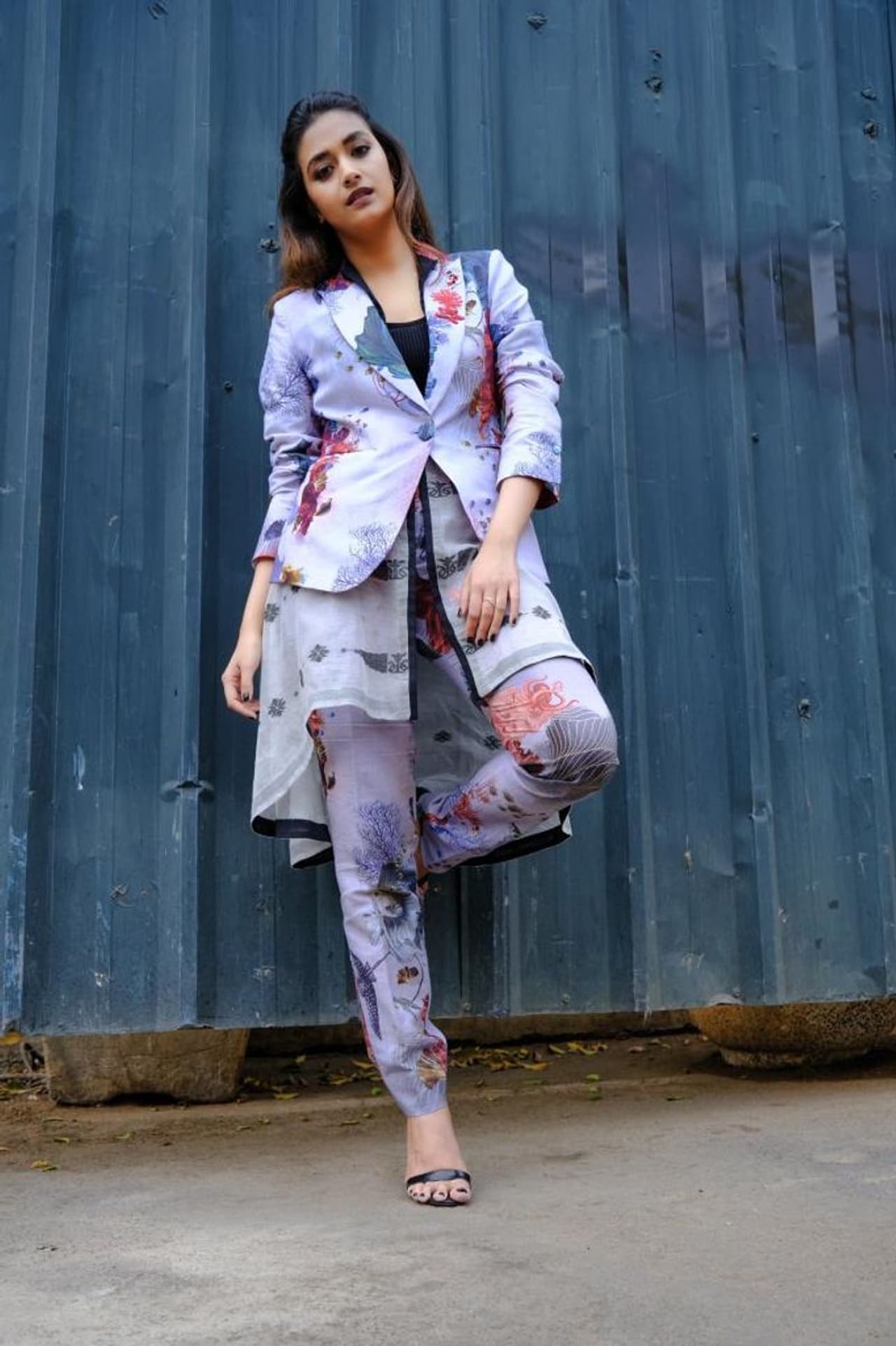 <p>தமிழ், தெலுங்கு, மலையாளம் என தென்னிந்திய திரையுலகையே முன்னணி நடிகையாக வலம் வருபவர் கீர்த்தி சுரேஷ். ஏற்கனவே தமிழ் மற்றும் தெலுங்கு திரையுலகில் எக்கச்சக்க ரசிகர்களைக் கொண்ட கீர்த்தி சுரேஷுக்கு ‘மகாநடி’ திரைப்படத்திற்கு தேசிய விருது மிகப்பெரிய கவன ஈர்ப்பாக அமைந்தது. </p> <p>தமிழ், தெலுங்கு, மலையாளம் என தென்னிந்திய திரையுலகையே முன்னணி நடிகையாக வலம் வருபவர் கீர்த்தி சுரேஷ். ஏற்கனவே தமிழ் மற்றும் தெலுங்கு திரையுலகில் எக்கச்சக்க ரசிகர்களைக் கொண்ட கீர்த்தி சுரேஷுக்கு ‘மகாநடி’ திரைப்படத்திற்கு தேசிய விருது மிகப்பெரிய கவன ஈர்ப்பாக அமைந்தது. </p>