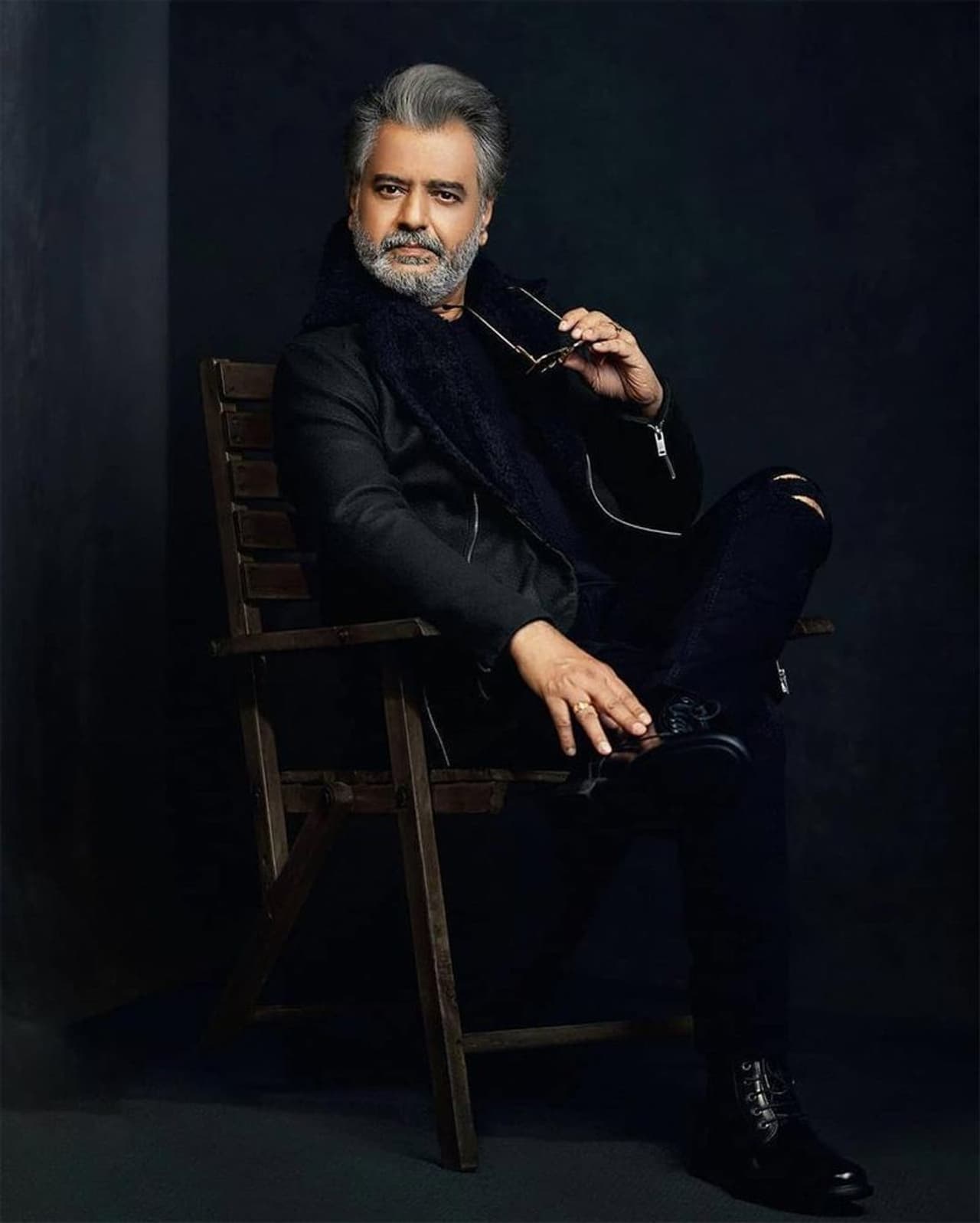 <p>ಹಲವು ವರ್ಷ ಸಿನಿ ಕ್ಷೇತ್ರದಲ್ಲಿ ತಮ್ಮದೇ ಶೈಲಿಯ ಹಾಸ್ಯ ನಟನೆಯಿಂದ ಗುರುತಿಸಿಕೊಂಡಿದ್ದ, ವೀಕ್ಷಕರಿಗೆ ಮನೋರಂಜನೆ ನೀಡುತ್ತಿದ್ದ ತಮಿಳಿನ ಖ್ಯಾತ ಹ್ಯಾಸ ನಟ ವಿವೇಕ್(59) ಕೊನೆಯುಸಿರೆಳೆದಿದ್ದಾರೆ.</p>