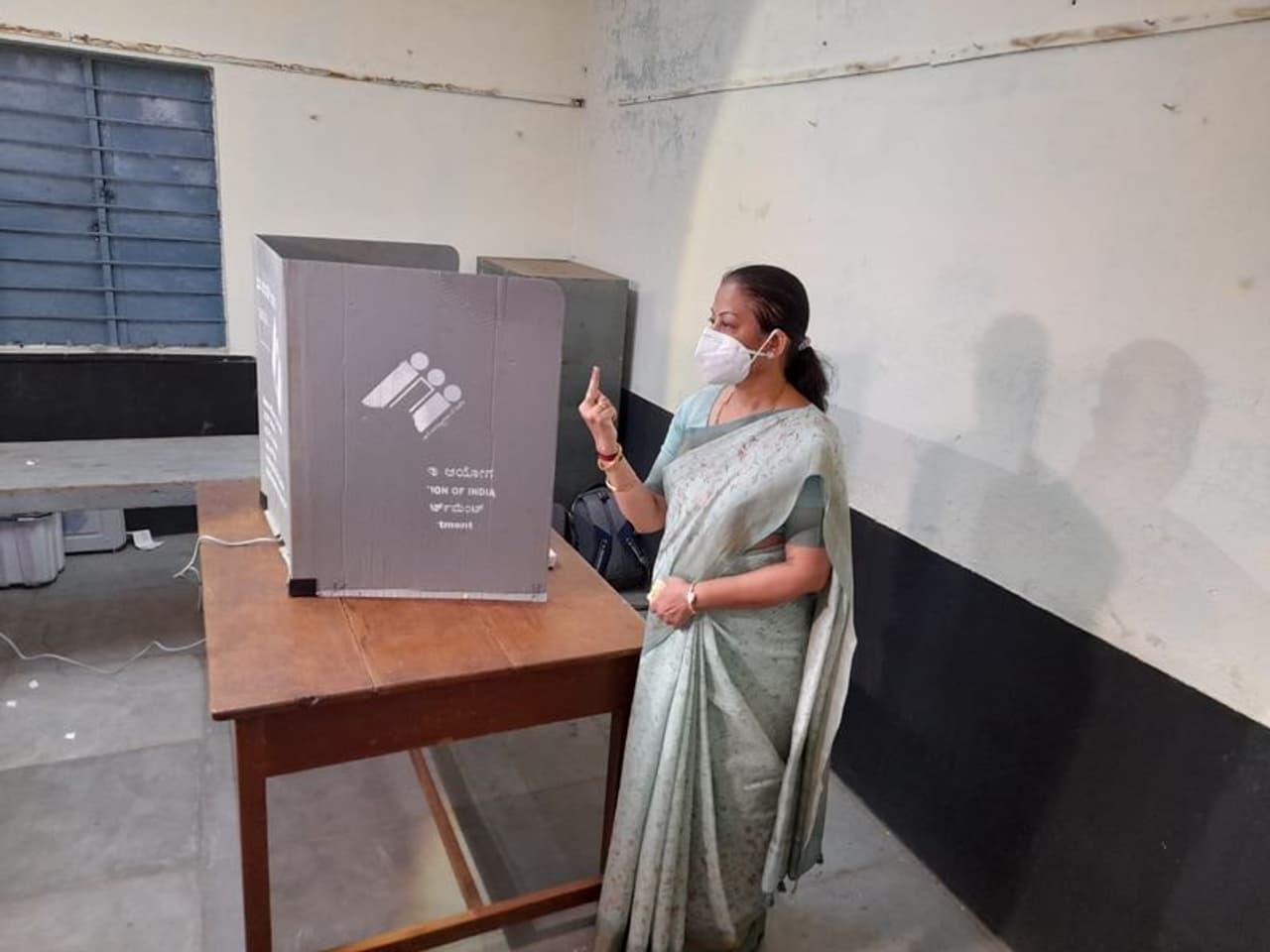 <p>ಮತದಾನ ಮಾಡಿದ ಬೆಳಗಾವಿ ಲೋಕಸಭಾ ಕ್ಷೇತ್ರದ ಬಿಜೆಪಿ ಅಭ್ಯರ್ಥಿ ಮಂಗಲ ಸುರೇಶ ಅಂಗಡಿ </p> <p>ಮತದಾನ ಮಾಡಿದ ಬೆಳಗಾವಿ ಲೋಕಸಭಾ ಕ್ಷೇತ್ರದ ಬಿಜೆಪಿ ಅಭ್ಯರ್ಥಿ ಮಂಗಲ ಸುರೇಶ ಅಂಗಡಿ </p>