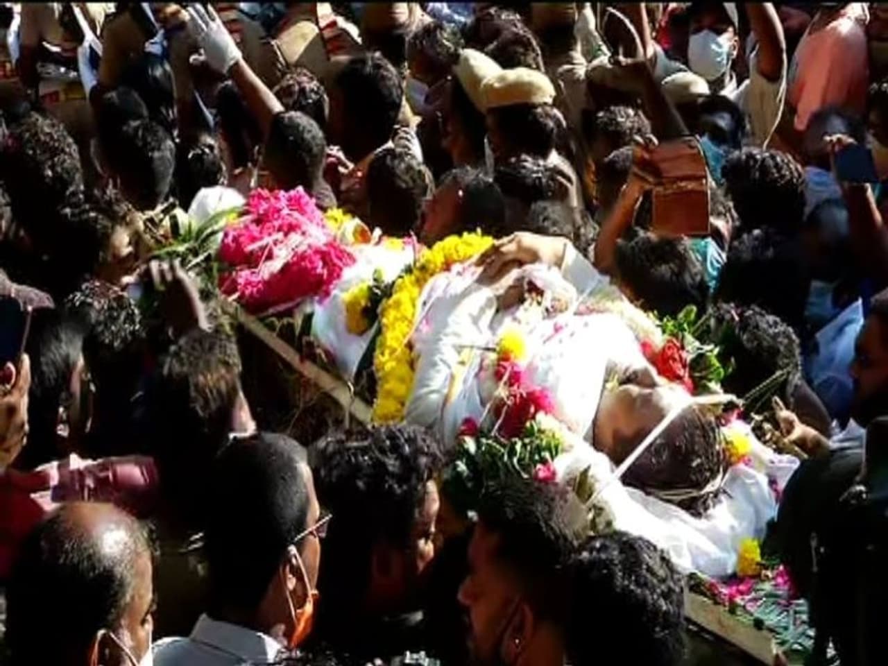 <p>மாரடைப்பு காரணமாக நேற்று சென்னை வடபழனியில் உள்ள தனியார் மருத்துவமனையில் அனுமதிக்கப்பட்ட நடிகர் விவேக், இன்று அதிகாலை 4.35 மணிக்கு காலமானார். </p> <p>மாரடைப்பு காரணமாக நேற்று சென்னை வடபழனியில் உள்ள தனியார் மருத்துவமனையில் அனுமதிக்கப்பட்ட நடிகர் விவேக், இன்று அதிகாலை 4.35 மணிக்கு காலமானார். </p>