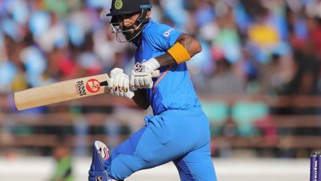 <p>వన్డేలు, టీ20ల్లో అవసరమైతే వికెట్ కీపింగ్ చేసేందుకు కూడా సిద్ధంగా ఉండే కెఎల్ రాహుల్, మిడిల్ ఆర్డర్ బ్యాట్స్‌మెన్‌గా, ఓపెనర్‌గా, ఫినిషర్‌గా కూడా రాణించగలనని నిరూపించుకున్నాడు...</p>