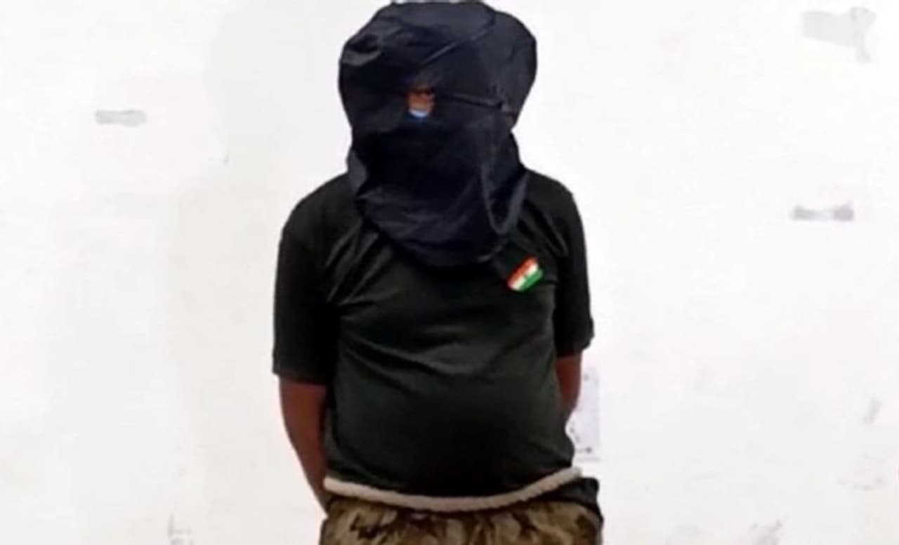 <p>ಈ ಬಗ್ಗೆ ಬಾಯ್ಬಿಟ್ಟಿರುವ ಆರೋಪಿ ದೀಪಕ್ ನಾನು ನನ್ನ ಕುಟುಂಬ ಸದಸ್ಯರನ್ನು ಕೊಲ್ಲಲು ಇಚ್ಛಿಸಿರಲಿಲ್ಲ. ಬೇರೆ ಯಾವ ದಾರಿ ಇಲ್ಲದೇ ಹೀಗೆ ಮಾಡಿದೆ. ನಾನು ಕೇವಲ ನನ್ನ ಗೆಳೆಯರನ್ನು ಕೊಲ್ಲಲು ಪ್ಲಾನ್ ಮಾಡಿದ್ದೆ. ಆದರೆ ಪೊಲೀಸರ ಕೈಗೆ ಸಿಕ್ಕಿ ಬಿದ್ದರೆ, ನಾನು ಜೈಲಿಗೆ ಹೋದರೆ ನನ್ನ ಕುಟುಂಬದ ಗತಿ ಏನು? ಎಂದು ಯೋಚಿಸಿ ಅವರನ್ನು ಮೊದಲು ಕೊಂದೆ. ಬಳಿಕ ಗೆಳೆಯ ರೋಶನ್‌ನನ್ನು ಕೊಲ್ಲಲು ನಿರ್ಧರಿಸಿದ್ದೆ, ಆದರೆ ಆತ ಬದುಕುಳಿದ ಎಂದಿದ್ದಾರೆ. ಗೆಳೆಯರು ನನಗೆ ಮೋಸ ಮಾಡಿದ್ದರು. ನಾವೆಲ್ಲರೂ ಸೇರಿ ಹಣ ಹಾಕಿ ಲಾರಿಯೊಂದನ್ನು ಖರೀದಿಸಿದ್ದೆವು. ಆದರೆ ನಷ್ಟ ಎದುರಾಯ್ತು. ಹೀಗಿರುವಾಗ ಯಾರೂ ನನ್ನ ಬೆಂಬಲಕ್ಕೆ ಬರಲಿಲ್ಲ ಎಂದಿದ್ದಾನೆ.</p>