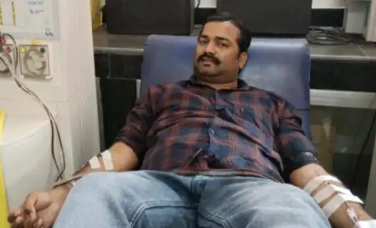 <p>ಉಪವಾಸ ಬಿಟ್ಟು ಪ್ಲಾಸ್ಮಾ ದಾನ: ಈ ಮಾನವೀಯ ನಡೆ ಅನುಸರಿಸಿದ ವ್ಯಕ್ತಿಯ ಹೆಸರು ಅಕೀಲ್ ಮನ್ಸೂರಿ. ಸೋಂಕಿತರ ಪ್ರಾಣ ಕಾಪಾಡಲು ಮುಂದೆ ಬಂದ ಈ ಯುವಕ ಒಂದು ಕ್ಷಣವೂ ತಡ ಮಾಡದೇ ರಂಜಾನ್ ತಿಂಗಳಲ್ಲಿ ಉಪವಾಸ ಬಿಟ್ಟು ಪ್ಲಾಸ್ಮಾ ದಾನ ಮಾಡಿ ಜನರ ಪ್ರಾಣ ಕಾಪಾಡಿದ್ದಾರೆ. ಅವರು ಇದಕ್ಕೂ ಮೊದಲು ಅನೇಕ ಬಾರಿ ಇದೇ ರೀತಿ ಅನೇಕರ ಪ್ರಾಣ ಕಾಪಾಡಿದ್ದಾರೆ.</p> <p>ಉಪವಾಸ ಬಿಟ್ಟು ಪ್ಲಾಸ್ಮಾ ದಾನ: ಈ ಮಾನವೀಯ ನಡೆ ಅನುಸರಿಸಿದ ವ್ಯಕ್ತಿಯ ಹೆಸರು ಅಕೀಲ್ ಮನ್ಸೂರಿ. ಸೋಂಕಿತರ ಪ್ರಾಣ ಕಾಪಾಡಲು ಮುಂದೆ ಬಂದ ಈ ಯುವಕ ಒಂದು ಕ್ಷಣವೂ ತಡ ಮಾಡದೇ ರಂಜಾನ್ ತಿಂಗಳಲ್ಲಿ ಉಪವಾಸ ಬಿಟ್ಟು ಪ್ಲಾಸ್ಮಾ ದಾನ ಮಾಡಿ ಜನರ ಪ್ರಾಣ ಕಾಪಾಡಿದ್ದಾರೆ. ಅವರು ಇದಕ್ಕೂ ಮೊದಲು ಅನೇಕ ಬಾರಿ ಇದೇ ರೀತಿ ಅನೇಕರ ಪ್ರಾಣ ಕಾಪಾಡಿದ್ದಾರೆ.</p>