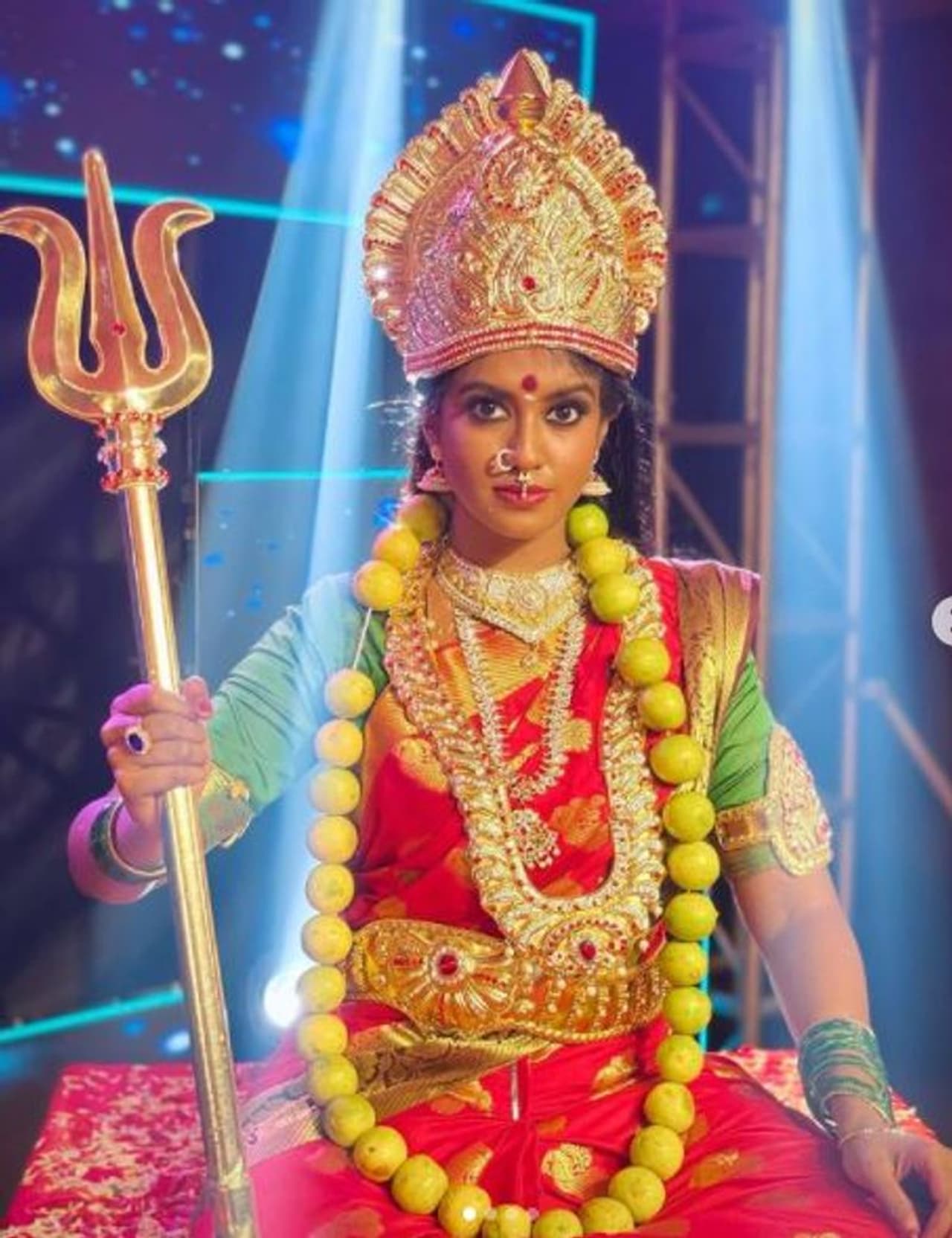 <p>கையில் சூலம்... கழுத்தில் எலுமிச்சை மாலை என அம்மனாகவே மாறி அமர்ந்திருக்கும் ரோஷினி </p> <p>கையில் சூலம்... கழுத்தில் எலுமிச்சை மாலை என அம்மனாகவே மாறி அமர்ந்திருக்கும் ரோஷினி </p>