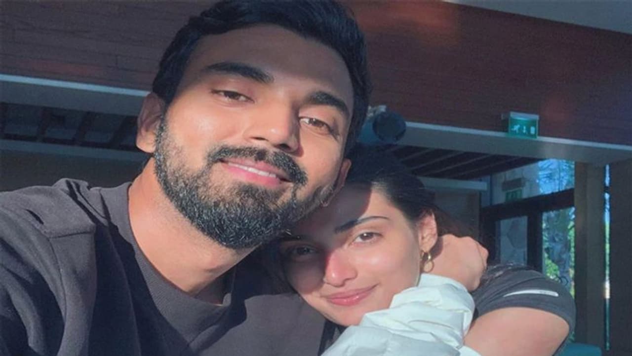 <p>ಅಥಿಯಾ ಶೆಟ್ಟಿ ಮತ್ತು ಕೆ.ಎಲ್. ರಾಹುಲ್ ಇಬ್ಬರೂ ಇನ್ಸ್ಟಾಗ್ರಾಮ್‌ನಲ್ಲಿ ರೊಮ್ಯಾಂಟಿಕ್‌ ಫೋಟೋವನ್ನು ಪೋಸ್ಟ್ ಮಾಡಿದ್ದಾರೆ.&nbsp;</p>