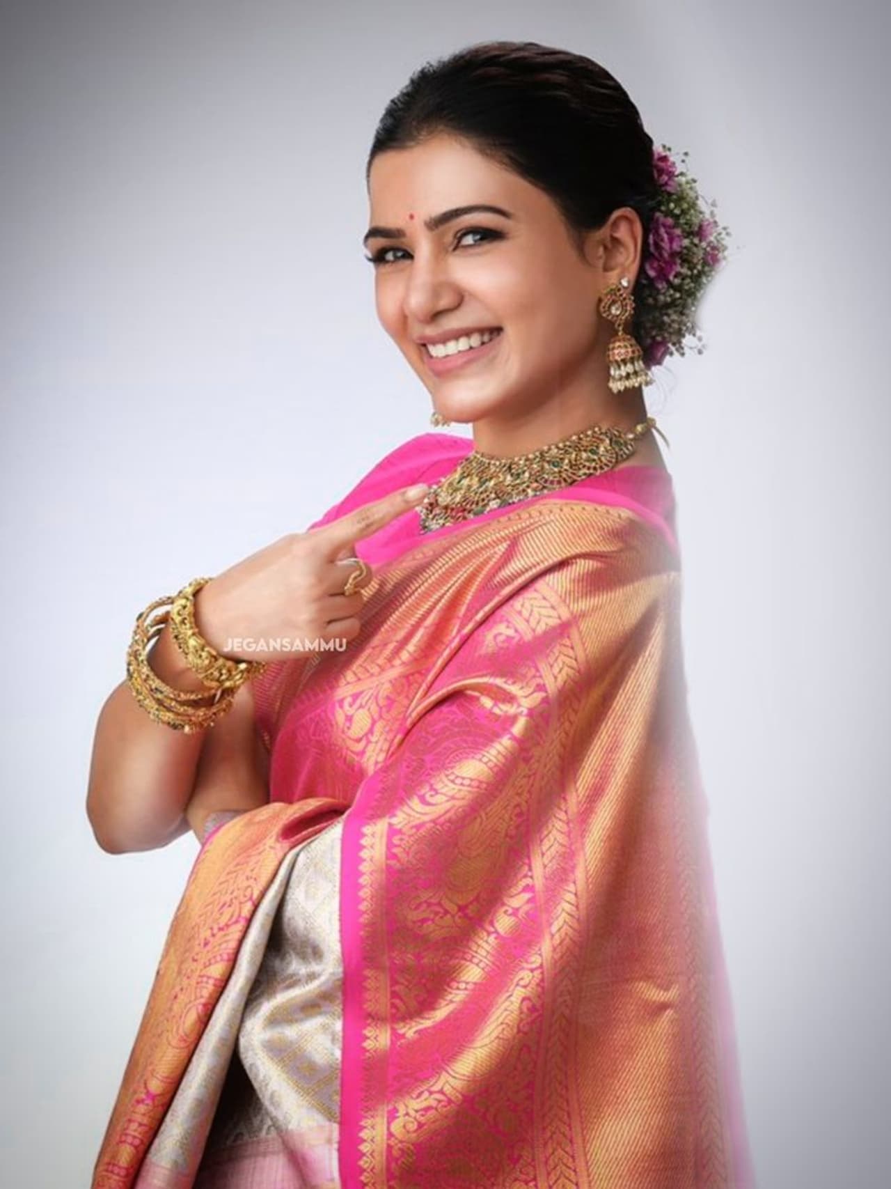 <p>கல்யாணத்திற்கு பிறகு நடிகைகளுக்கு அக்கா, அண்ணி, அத்தை, அம்மா வேடங்கள் மட்டுமே கிடைக்கும் என்பதை மாற்றியவர் சமந்தா. தெலுங்கில் பிரபல நடிகரான நாக சைதன்யாவை திருமணம் செய்த பிறகு சமந்தா பல்வேறு சாதனைகளை படைத்து வருகிறார்.</p> <p>கல்யாணத்திற்கு பிறகு நடிகைகளுக்கு அக்கா, அண்ணி, அத்தை, அம்மா வேடங்கள் மட்டுமே கிடைக்கும் என்பதை மாற்றியவர் சமந்தா. தெலுங்கில் பிரபல நடிகரான நாக சைதன்யாவை திருமணம் செய்த பிறகு சமந்தா பல்வேறு சாதனைகளை படைத்து வருகிறார்.</p>