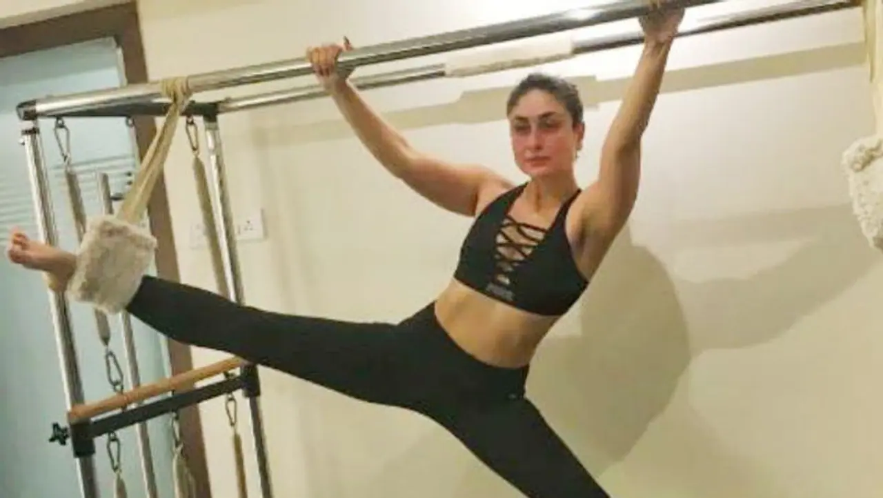 <p>ಎರಡು ತಿಂಗಳ ಹಿಂದೆ ಎರಡನೇ ಮಗನಿಗೆ ಜನ್ಮ ನೀಡಿದ ನಂತರ ಒಂದು ತಿಂಗಳು ವಿಶ್ರಾಂತಿ ಪಡೆದಿದ್ದಾರೆ ಬೇಬೋ. ಮತ್ತೆ ಕೆಲಸ ಪ್ರಾರಂಭಿಸಿದ್ದಾರೆ. ಅಷ್ಟೇ ಅಲ್ಲ, ಪ್ರೆಗ್ನೆಂಸಿ ತೂಕ ಇಳಿಸಿ ಕೊಳ್ಳಲು ಸಾಕಷ್ಟು ಕಷ್ಟ ಪಡುತ್ತಿದ್ದಾರೆ.</p>