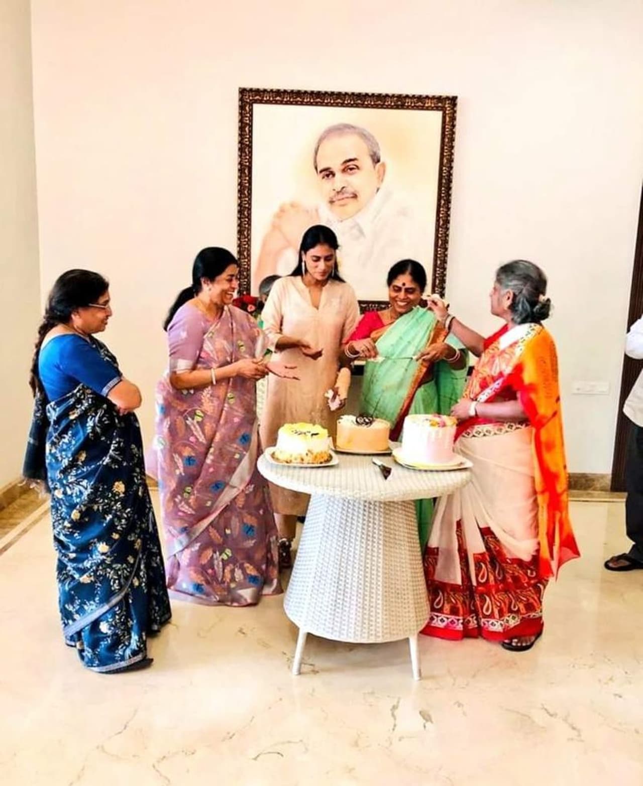 హైదరాబాద్: ఆంధ్ర ప్రదేశ్ ముఖ్యమంత్రి వైఎస్ జగన్ తల్లి, వైసిపి గౌరవాధ్యక్షురాలు వైఎస్ విజయమ్మ పుట్టినరోజు వేడుక హైదరాబాద్ లోని లోటస్ పాండ్ లో జరిగింది. కోవిడ్ వ్యాప్తి నేపథ్యంలో ఎలాంటి ఆడంబరాలు లేకుండా కేవలం అతికొద్ది మంది కుటుంబసభ్యుల సమక్షంలోనే విజయమ్మ పుట్టినరోజు జరుపుకున్నారు. హైదరాబాద్: ఆంధ్ర ప్రదేశ్ ముఖ్యమంత్రి వైఎస్ జగన్ తల్లి, వైసిపి గౌరవాధ్యక్షురాలు వైఎస్ విజయమ్మ పుట్టినరోజు వేడుక హైదరాబాద్ లోని లోటస్ పాండ్ లో జరిగింది. కోవిడ్ వ్యాప్తి నేపథ్యంలో ఎలాంటి ఆడంబరాలు లేకుండా కేవలం అతికొద్ది మంది కుటుంబసభ్యుల సమక్షంలోనే విజయమ్మ పుట్టినరోజు జరుపుకున్నారు.