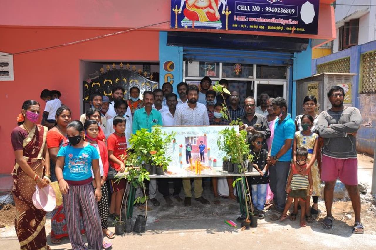 <p>பிக்பாஸ் முதல் சீசன் நிகழ்ச்சியில் கலந்து கொண்டு, சுவர் ஏறி குதித்து வெளியேறி வீட்டிற்கு செல்லும் அளவிற்கு மனஉளைச்சலுக்கு ஆளானவர் பரணி. 'நாடோடிகள்' படம் மூலம் பிரபலமான இவருக்கு, பிக்பாஸ் நிகழ்ச்சி மிகப்பெரிய திருப்புமுனையாக அமைந்து, வெற்றி பெரும் வாய்ப்பு இருந்தும், ஒரு சில காரணங்களால் வெளியேறினார்.</p> <p>பிக்பாஸ் முதல் சீசன் நிகழ்ச்சியில் கலந்து கொண்டு, சுவர் ஏறி குதித்து வெளியேறி வீட்டிற்கு செல்லும் அளவிற்கு மனஉளைச்சலுக்கு ஆளானவர் பரணி. 'நாடோடிகள்' படம் மூலம் பிரபலமான இவருக்கு, பிக்பாஸ் நிகழ்ச்சி மிகப்பெரிய திருப்புமுனையாக அமைந்து, வெற்றி பெரும் வாய்ப்பு இருந்தும், ஒரு சில காரணங்களால் வெளியேறினார்.</p>