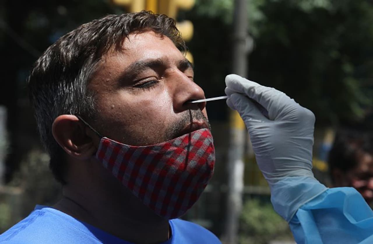 <p>దేశంలో కరోనా సెకండ్ వేవ్ విజృంభిస్తోంది. గతేడాదితో పోలిస్తే కరోనా ప్రభావం దేశంలో మరింత పెరిగిపోయింది. ప్రతిరోజూ తక్కువలో తక్కువ రెండు లక్షల కరోనా కేసులు నమోదౌతున్నాయి. ఎప్పుడు ఎవరిపై ఎలా ఈ మహమ్మారి ఎటాక్ చేస్తుందో కూడా తెలియడం లేదు. కరోనా ఎటాక్ చేసిన తర్వాత.. దాని నుంచి బయటపడాలంటే జనాలు భయపడిపోతున్నారు.</p> <p>దేశంలో కరోనా సెకండ్ వేవ్ విజృంభిస్తోంది. గతేడాదితో పోలిస్తే కరోనా ప్రభావం దేశంలో మరింత పెరిగిపోయింది. ప్రతిరోజూ తక్కువలో తక్కువ రెండు లక్షల కరోనా కేసులు నమోదౌతున్నాయి. ఎప్పుడు ఎవరిపై ఎలా ఈ మహమ్మారి ఎటాక్ చేస్తుందో కూడా తెలియడం లేదు. కరోనా ఎటాక్ చేసిన తర్వాత.. దాని నుంచి బయటపడాలంటే జనాలు భయపడిపోతున్నారు.</p>