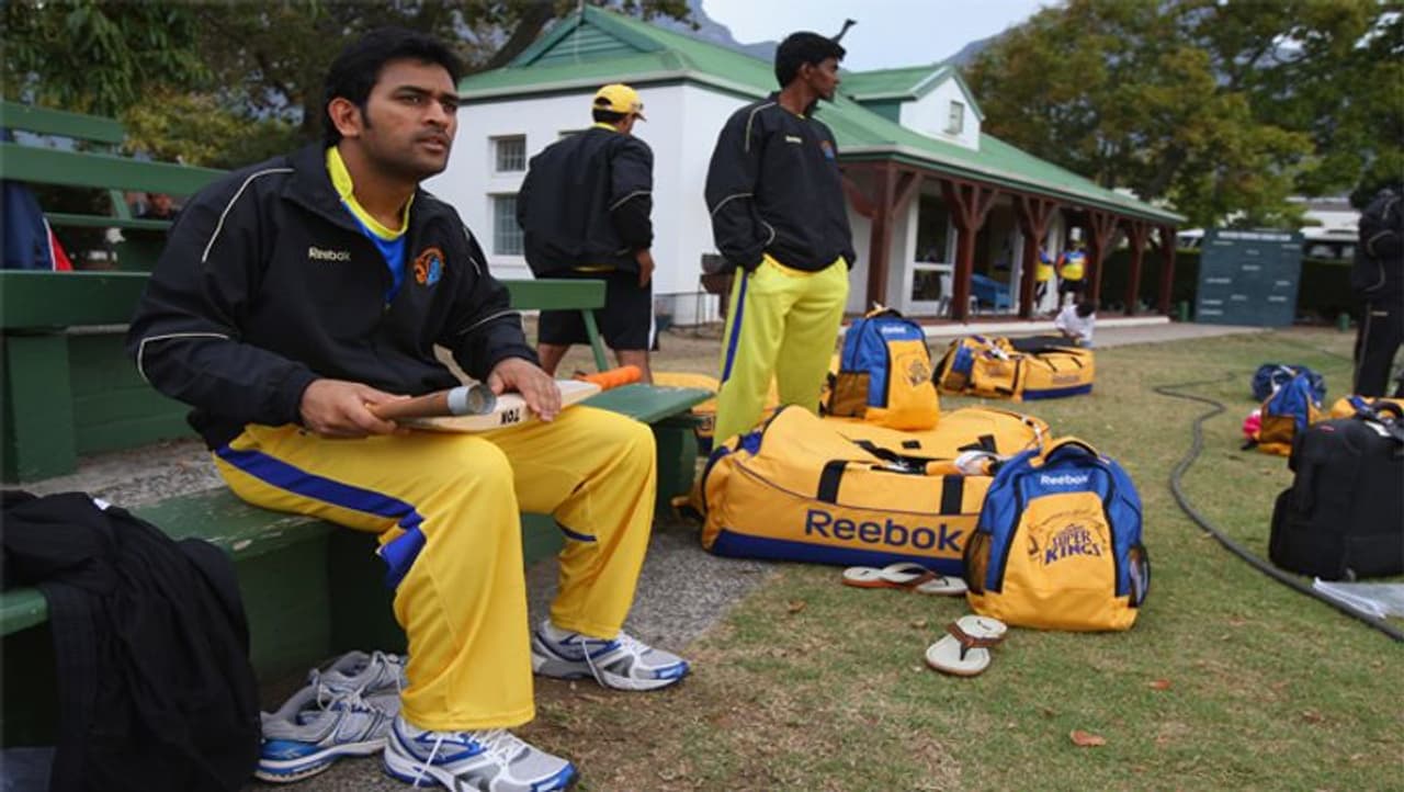 <p>చెన్నై సూపర్ కింగ్స్ బౌలింగ్ కోచ్ లక్ష్మీపతి బాలాజీకి కరోనా పాజిటివ్ రాగా, ఆ తర్వాత బ్యాటింగ్ కోచ్ మైక్ హుస్సీ కూడా కరోనా బారిన పడ్డాడు. సీఎస్కే సీఈవో కాశీ విశ్వనాథ్, బస్ క్లీనర్కి కూడా కరోనా సోకినట్టు నిర్థారణ అయ్యింది.</p> <p>చెన్నై సూపర్ కింగ్స్ బౌలింగ్ కోచ్ లక్ష్మీపతి బాలాజీకి కరోనా పాజిటివ్ రాగా, ఆ తర్వాత బ్యాటింగ్ కోచ్ మైక్ హుస్సీ కూడా కరోనా బారిన పడ్డాడు. సీఎస్కే సీఈవో కాశీ విశ్వనాథ్, బస్ క్లీనర్కి కూడా కరోనా సోకినట్టు నిర్థారణ అయ్యింది.</p>