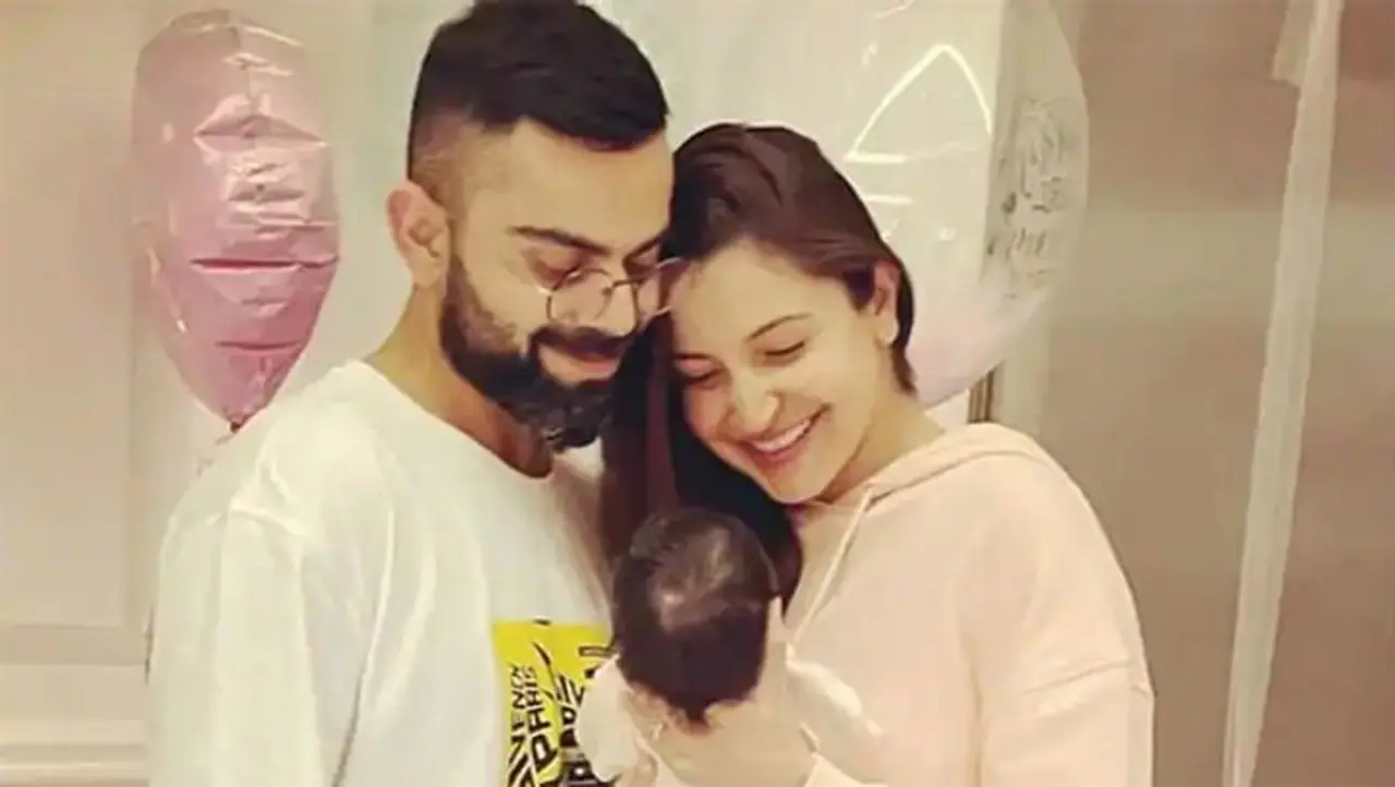 <p style="text align: justify;">ಅನುಷ್ಕಾ ಶರ್ಮಾ ತಮ್ಮ ಮಗಳು ವಮಿಕಾ ಅವರ ಚಂದದ ಫೋಟೋಗಳನ್ನು ಹಂಚಿಕೊಂಡಿದ್ದಾರೆ. ನಟಿ, ಪತಿ ವಿರಾಟ್ ಕೊಹ್ಲಿ ಅವರೊಂದಿಗೆ, ಈ ವರ್ಷದ ಆರಂಭದಲ್ಲಿ ಜನಿಸಿದ ತಮ್ಮ ಮಗಳ ಆರು ತಿಂಗಳ ಜನ್ಮದಿನವನ್ನು ಆಚರಿಸಿದ್ದಾರೆ.</p>